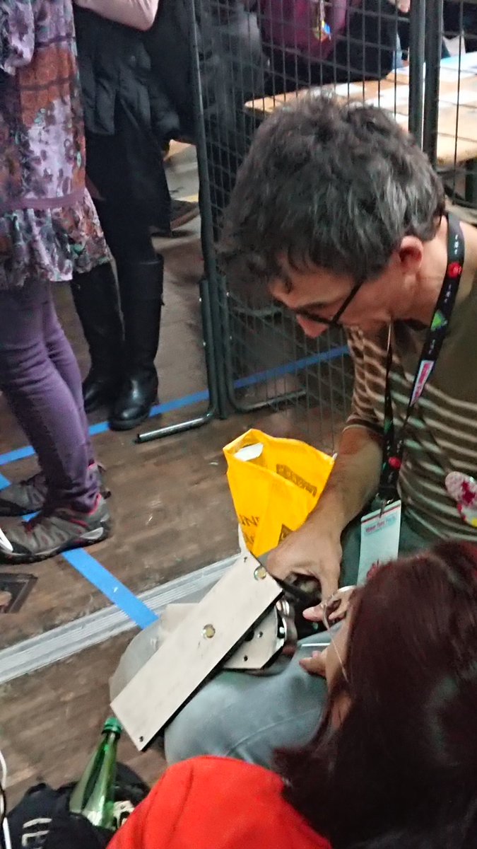 CyrZbib's tweet photo. [En direct de la Maker Faire] Roooolala @pascalferry a cassé la machine à badges du #Minifab j'ai la preuve ! Poke @bibliocite #bib2paris #mfp19 #bibliobidouille https://t.co/cGJeLyRYJf
