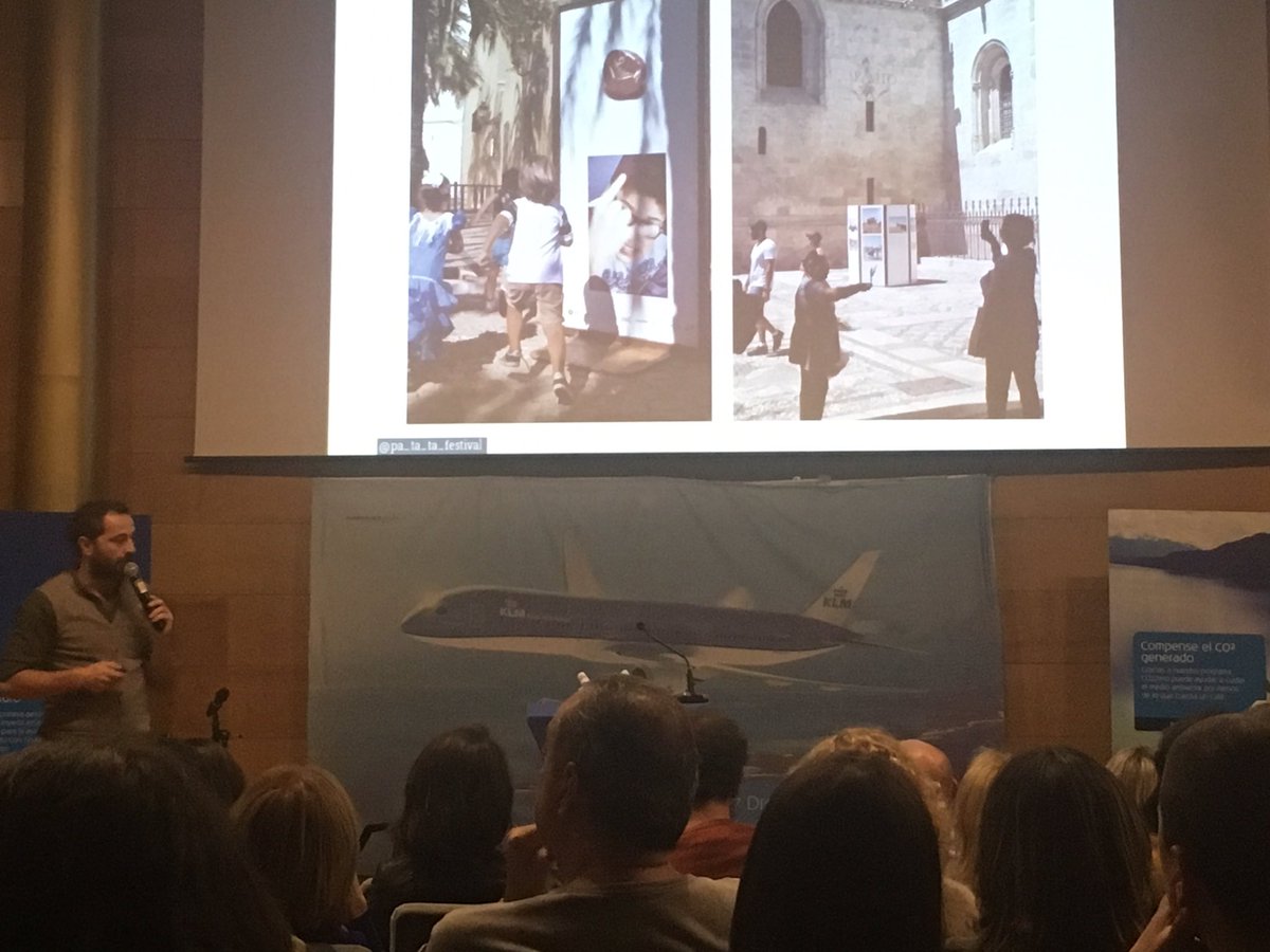 Primer ponente <a href="/ceciliopuertas/">cecilio puertas</a> 
#KLMVuelaSostenible #HablamosdeGranada <a href="/pa_ta_ta/">PA-TA-TA Festival</a> 
#fotografiaparaelbarrio