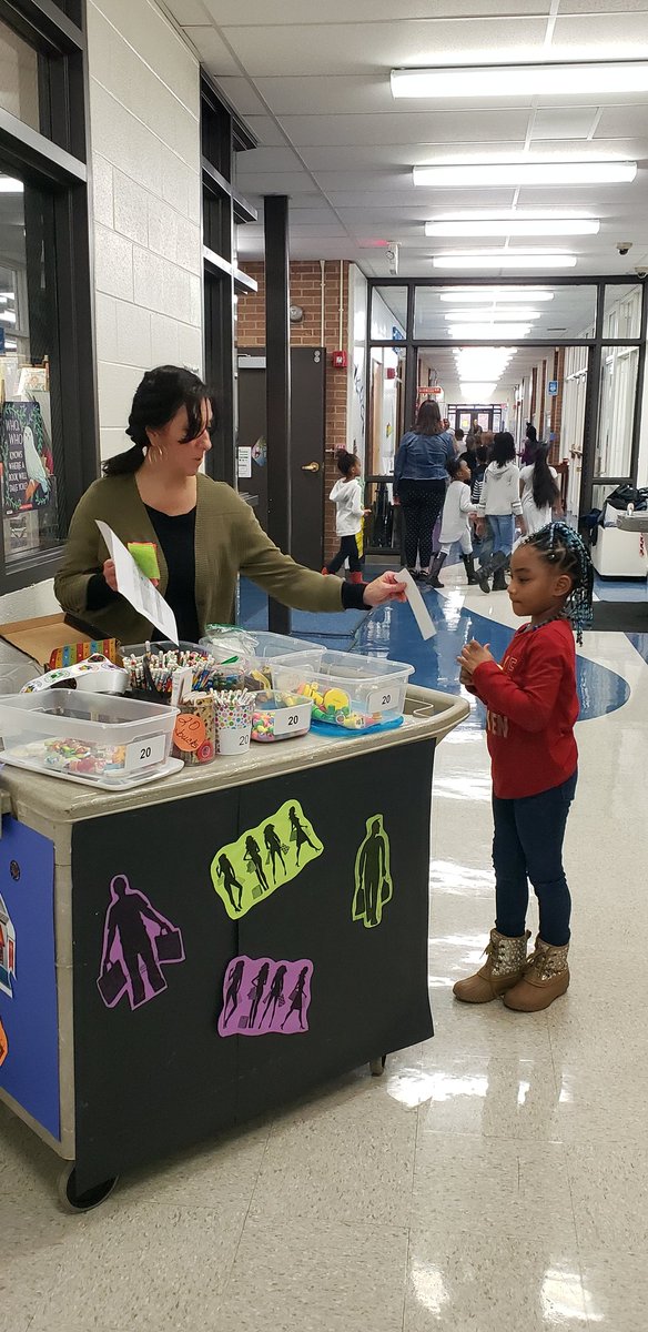 KrosalesL's tweet photo. First graders spending their Eagle bucks for well-deserved prizes💰😁 @FlossmoorHills #d161Learns https://t.co/Fm0u0WLFTK