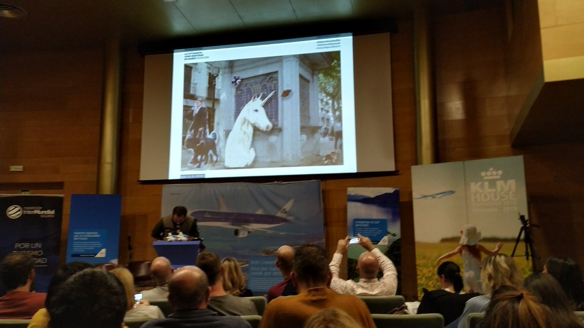 Cecilio Portas de @la_ampliadora nos cuenta como la fotografía da identidad a un barrio en el #KLMVuelaSostenible que celebramos en #Granada. 
Los niños como urbanistas de la ciudad.
<a href="/granadaturismo/">Granada Turismo</a>
#hablamosdegranada
<a href="/pa_ta_ta/">PA-TA-TA Festival</a>