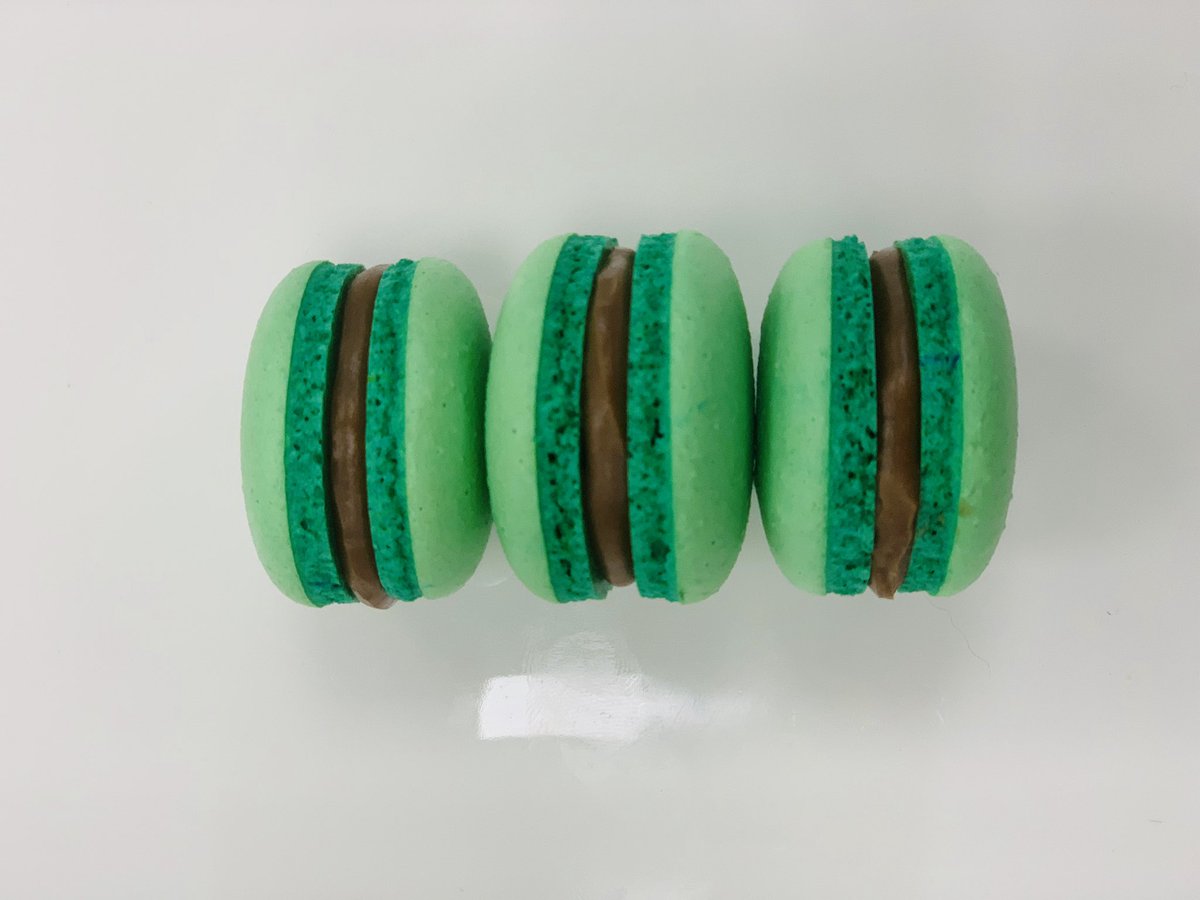 pastrychefLucyT's tweet image. Pistachio and chocolate macaron 😍👌