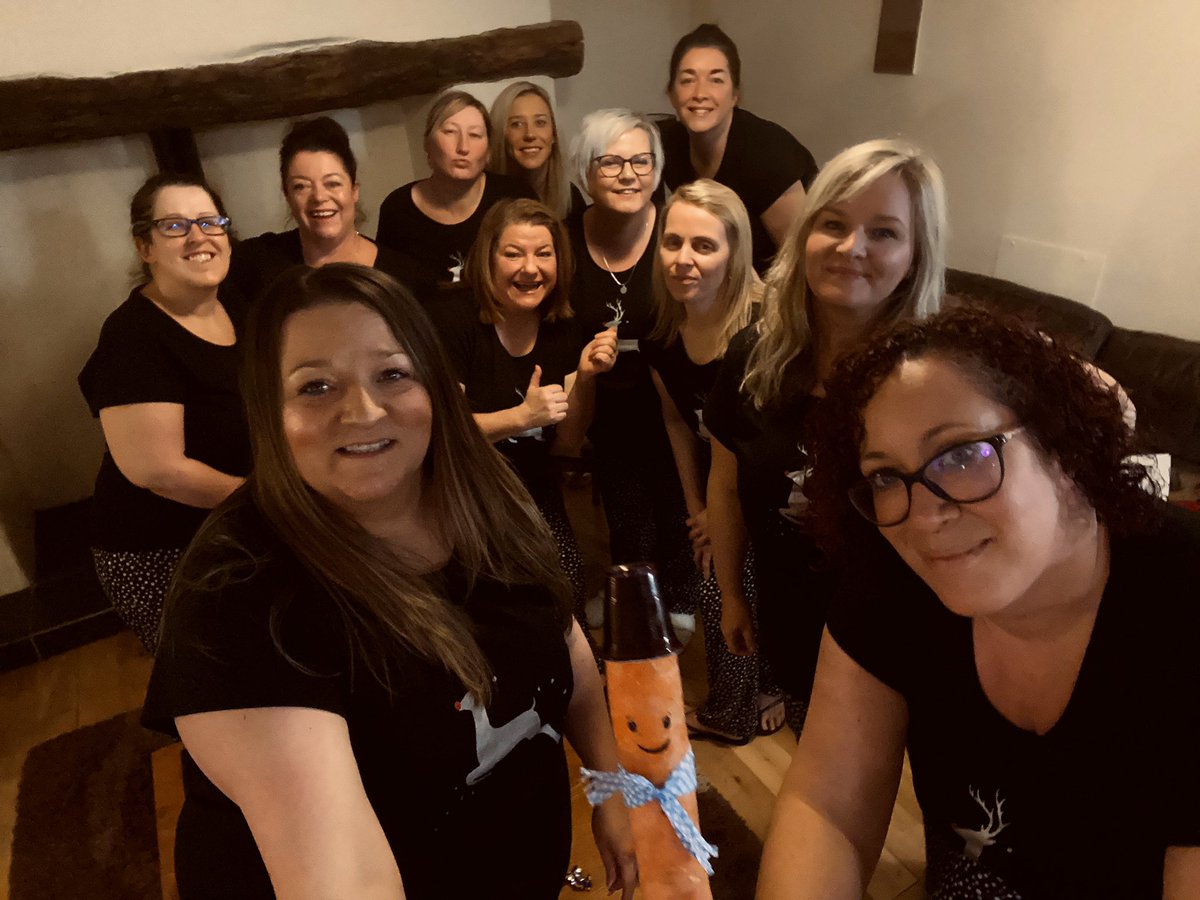 Lisabrookes78's tweet photo. This years barn has a very special guest #KevinTheCarrot @AldiUK @robbiewilliams @Ayda_FieldsUK @juicebigaloo @knellchild @MarieWallace74 @TraceyGreenhous @Clairetether @wobble1976 @ktjayne2003 @Lawalg @FiFiCondie @verykerry #matchingpjs #11crazyrobbiefans #iloveus #weloveus https://t.co/yf8hN7L2IV