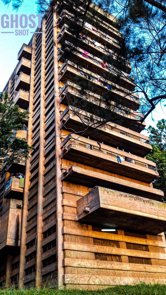 kisuuleronald's tweet photo. Thanks to #klaphotoweek19 by @kafunda_kreativ &amp; @t_latim
I can play around with my Samsung to celebrate and share my view with you☺
Can't wait to own a camera💪
#photography
#architecture
#sunset
📷 Box &amp; complex  @MakerereU https://t.co/LDCoeaLrFH