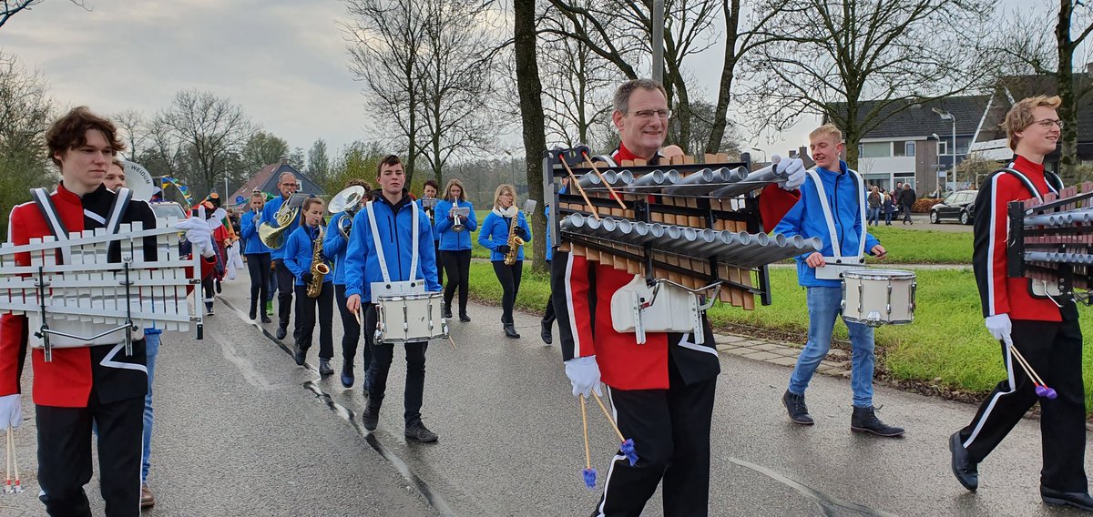 Oranjebolsward's tweet photo. Vanmiddag hebben we onze collega's van @HarmonieWeidum geholpen tijdens de #Sinterklaasintocht in #Goutum. Gezamenlijk optreden was de oplossing van een kleine bezetting! Zo konden de mensen toch van live muziek genieten 🙃👌 https://t.co/G1lb0jLKGc
