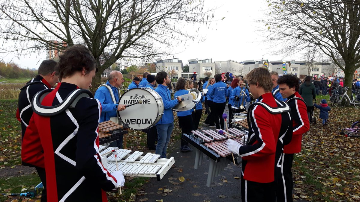 Oranjebolsward's tweet photo. Vanmiddag hebben we onze collega's van @HarmonieWeidum geholpen tijdens de #Sinterklaasintocht in #Goutum. Gezamenlijk optreden was de oplossing van een kleine bezetting! Zo konden de mensen toch van live muziek genieten 🙃👌 https://t.co/G1lb0jLKGc