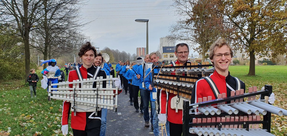 Oranjebolsward's tweet photo. Vanmiddag hebben we onze collega's van @HarmonieWeidum geholpen tijdens de #Sinterklaasintocht in #Goutum. Gezamenlijk optreden was de oplossing van een kleine bezetting! Zo konden de mensen toch van live muziek genieten 🙃👌 https://t.co/G1lb0jLKGc