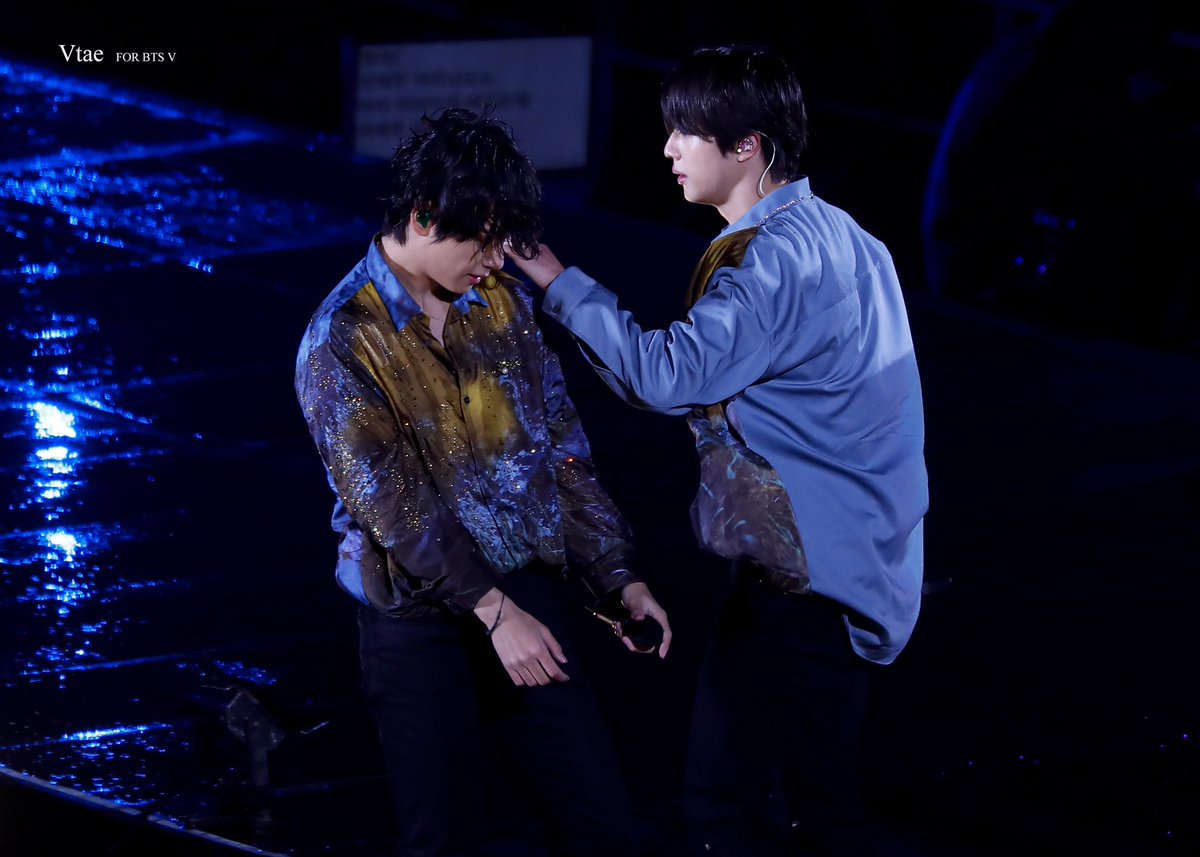 VtaeEHEH's tweet photo. [HQ]191123 MAGIC SHOP #태형 #뷔 #V #진
태형이랑 석진이🐻🐹
 #KimTaehyung #Taehyung #방탄소년단뷔 #태형 #김태형 #태태  #防弾少年団 #金泰亨 #テテ #김석진 #진태태 #jinv @BTS_twt https://t.co/LVQFAYYc5V
