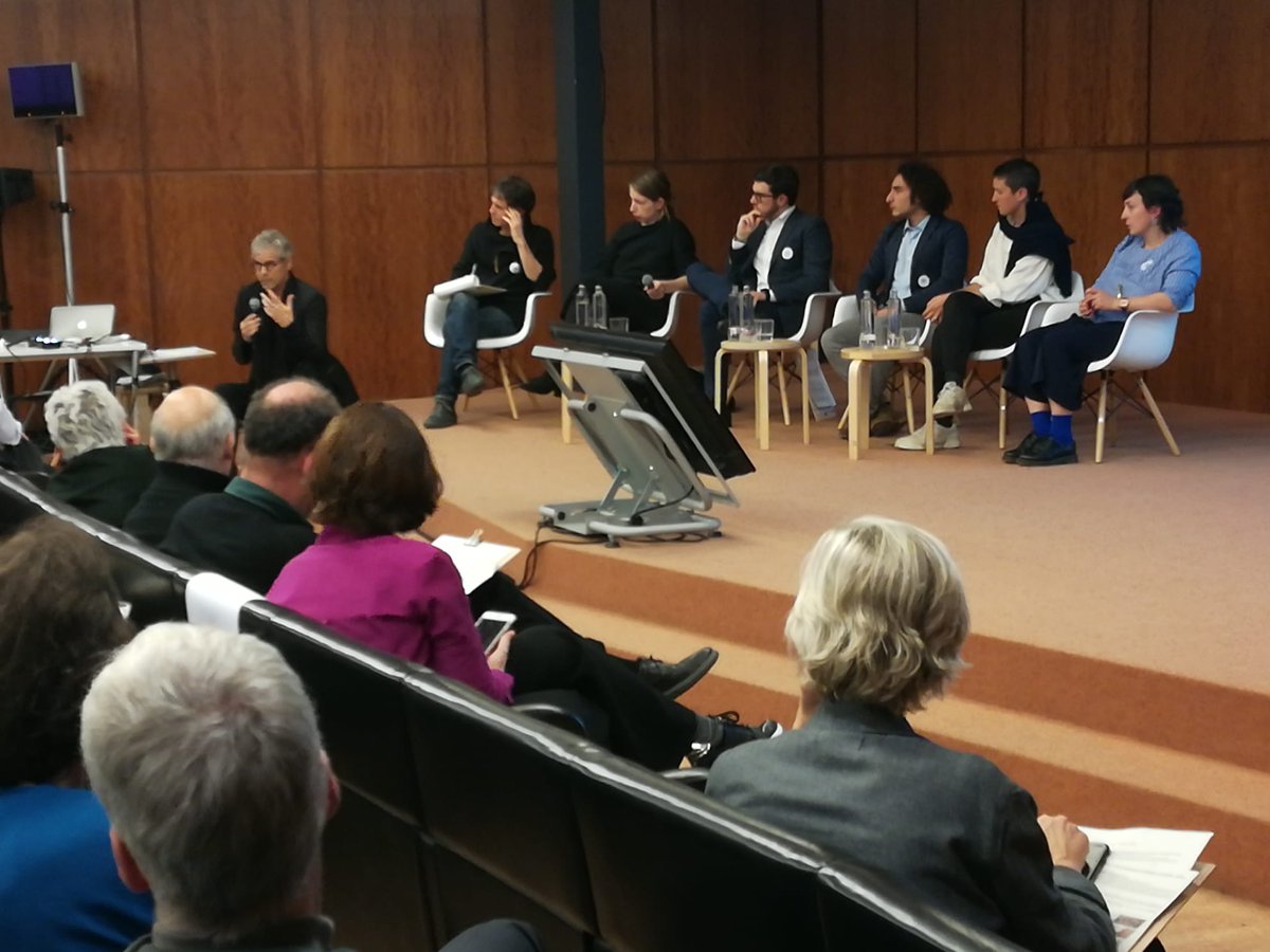 COACatalunya's tweet photo. @Ace_Cae @CSCAE @assumpciopuig @FundacioMies @presidenteCSCAE @annaramosarq La tarda avança al #YAF2019 organitzat pel @Ace_Cae i q acollim a Barcelona.
Té lloc la darrera taula rodona amb arquitectes de Grècia, Països Baixos, Alemanya i Finlàndia.
✔️ Afirmen q els "open calls" o concursos oberts d'idees, són 1 bona eina per accedir als concursos públics https://t.co/BYUSlFMskF