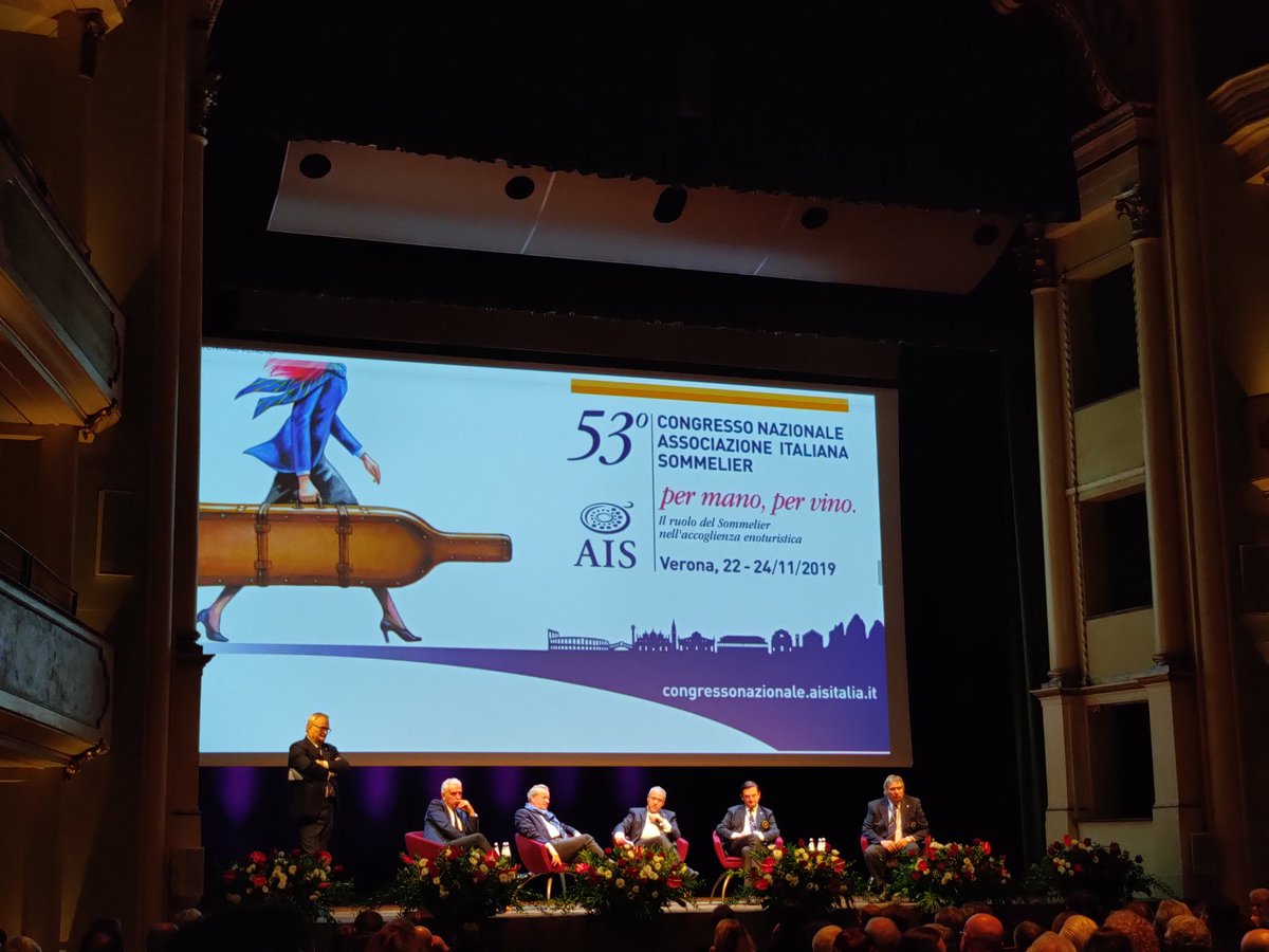 All'assemblea dei soci #aisitalia durante il #congressoais2019 si annunciano novità: nuovi testi didattici, approfondimenti su #birre e #distillati, aggiornamenti su tecniche di servizio con orientamento alla psicologia del cliente in collaborazione con <a href="/uniiulm/">Università IULM</a>.