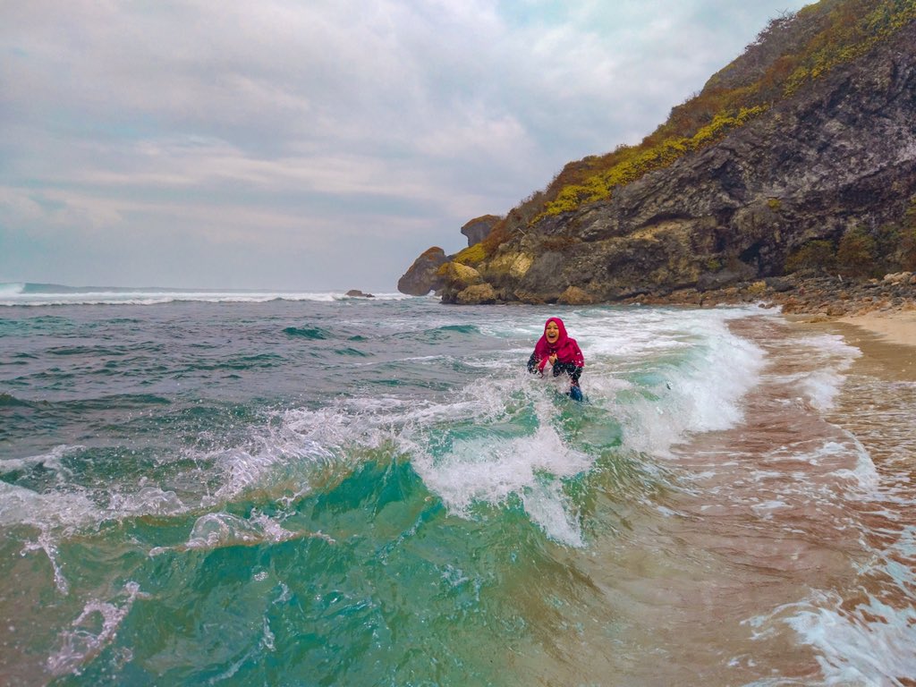 Denger Bali, pasti srg denger Nusa Penida. Kali ini aku bakal ceritain pengalamanku backpacker ke Nusa Penida selama 3 D 2 N cuma 500k dah sewa hotel, motor, dan makan. Btw wisata satu ke wisata lainnya tuh jauh2 nanti aku kasih tips biar bisa kena semuanya. Check this thread!