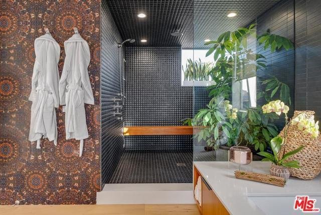 Look at this bathroom. LOOK AT IT. WITNESS IT.This one’s $4.5M https://www.redfin.com/CA/Venice/1220-Cabrillo-Ave-90291/home/6741354