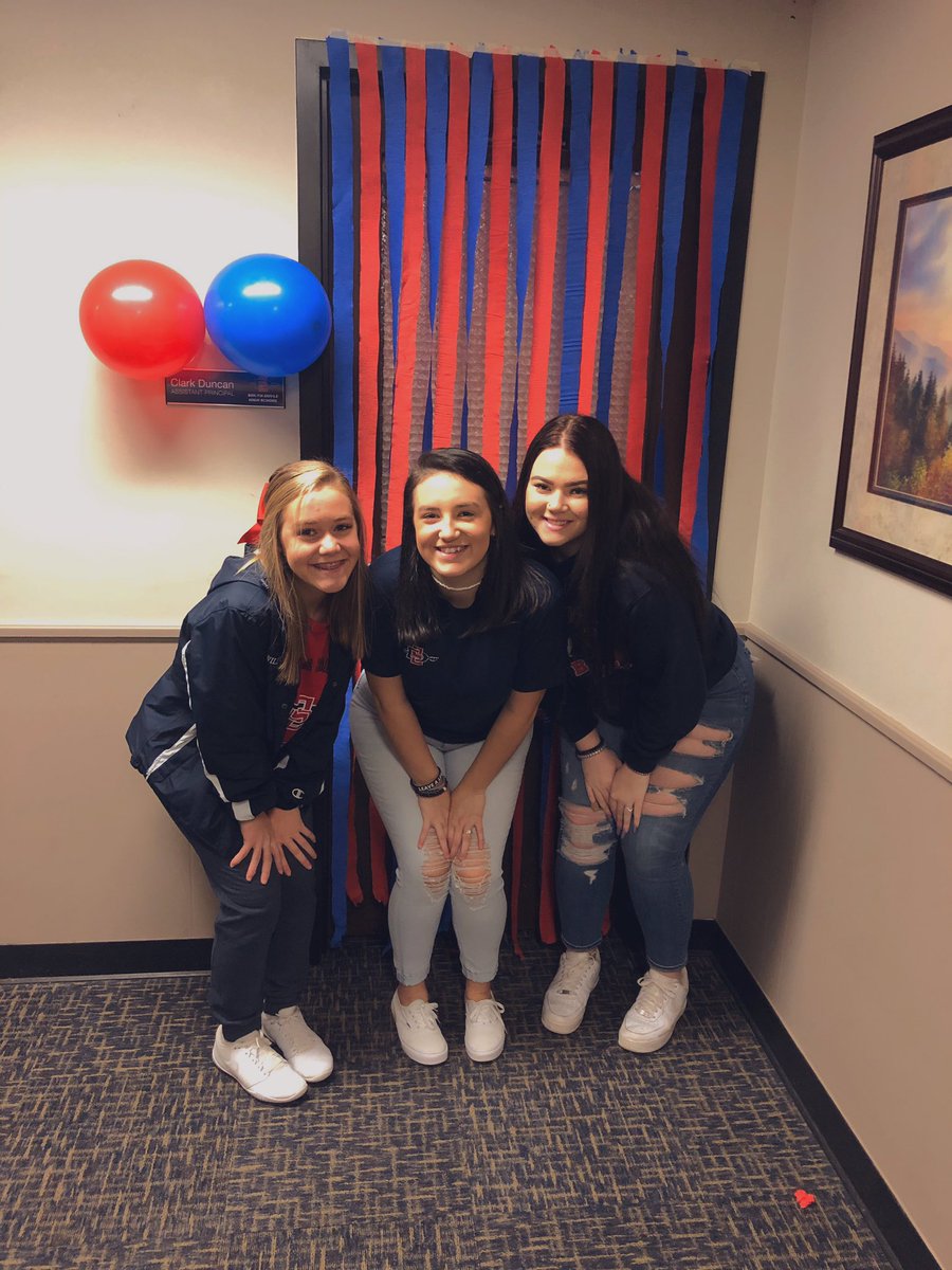 davistori02's tweet photo. THANK YOU to the best head football coach ever, for letting us be apart of the greatest football program there is this year 💙❤️ #SDOD @ADClarkDuncan https://t.co/2S0BRM8PjD