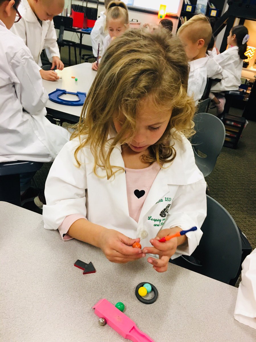 ATeachMoore's tweet image. First graders used magnets to explore the ways that objects move. @eprayzorelem @dentonisd #Moorefunlearninginfirst #AlwayslearningMoore
