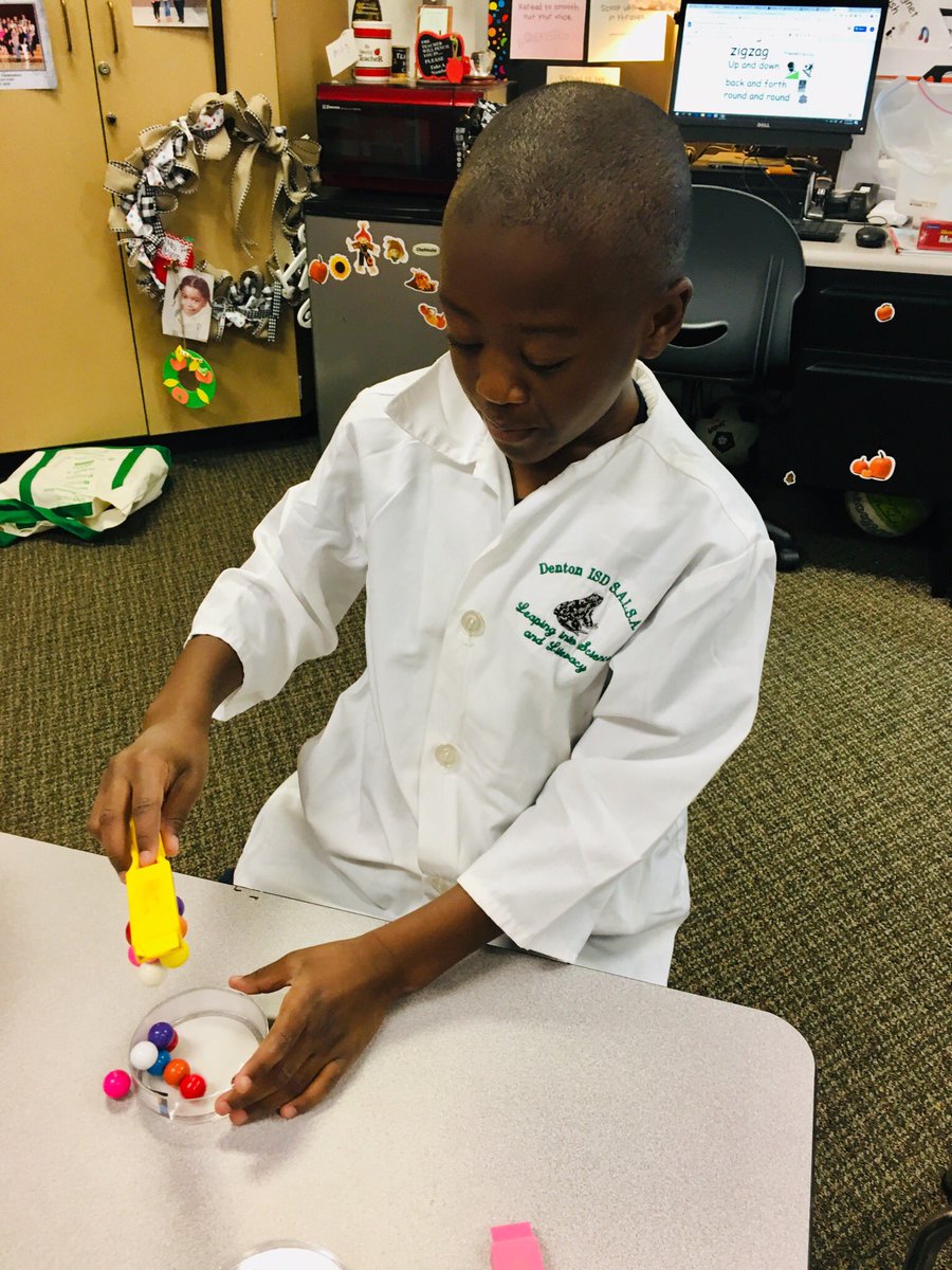 ATeachMoore's tweet image. First graders used magnets to explore the ways that objects move. @eprayzorelem @dentonisd #Moorefunlearninginfirst #AlwayslearningMoore