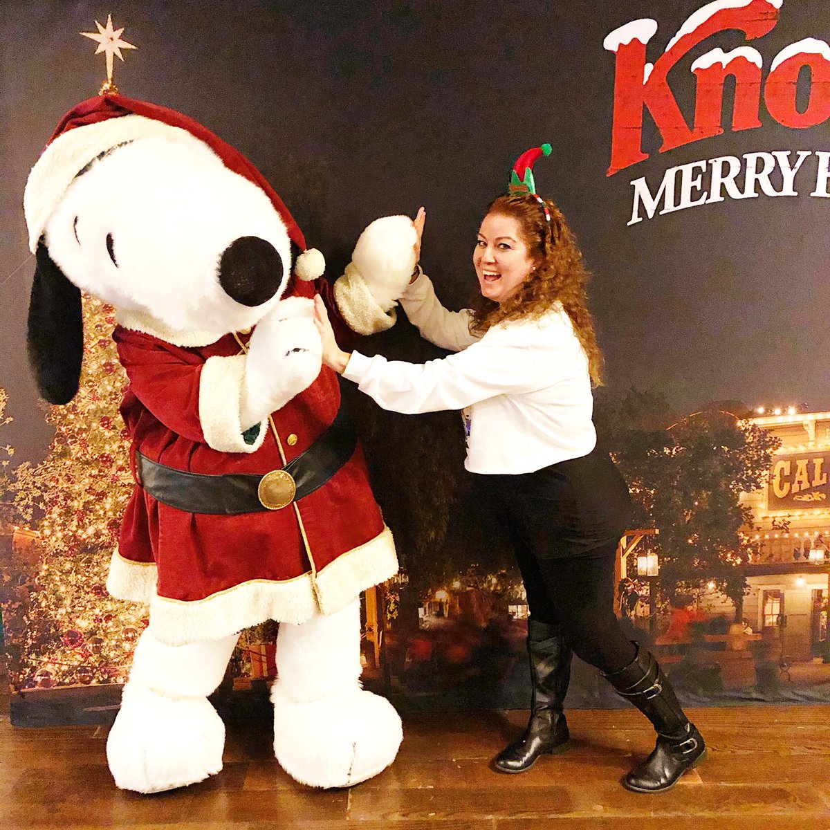 famreviewguide's tweet photo. You are never fully dressed without a smile so head over to @knotts Merry Farm for a great big dose of happiness! It’s a day packed full of shows, food, snowfall and tons of family fun. #knottsparner #berrybloggers #merryfarm #KnottsBerryFarm https://t.co/uA2g1FhHzy