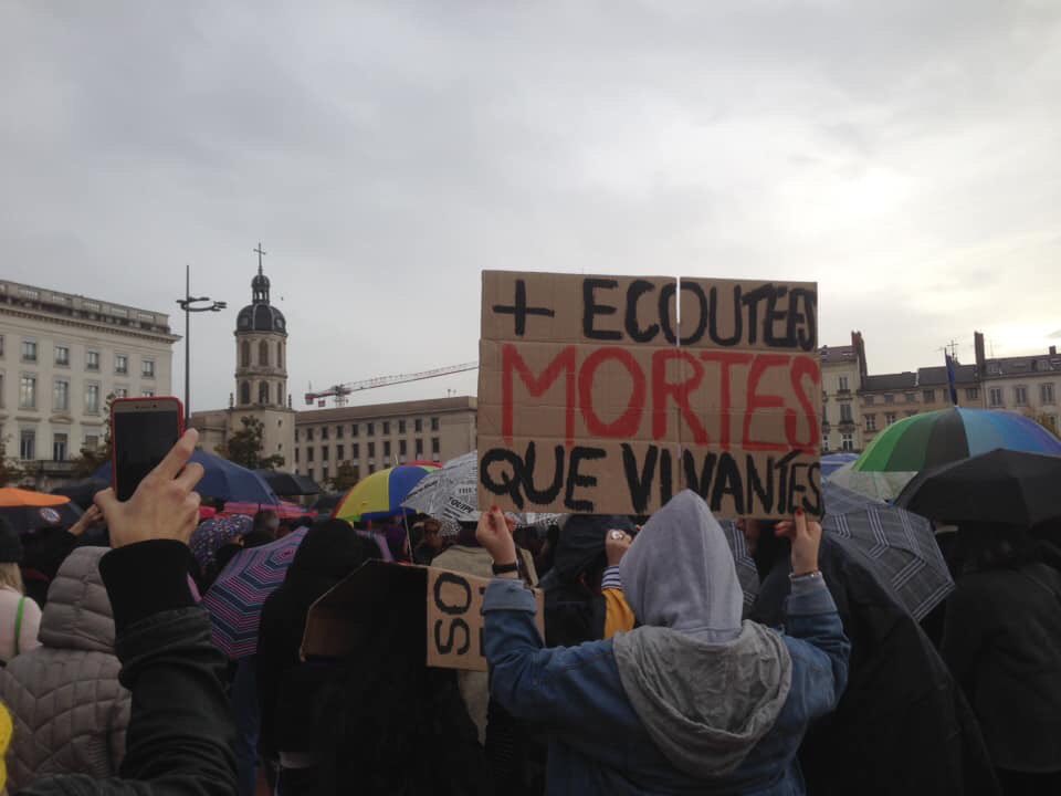 Gauche_Revo's tweet photo. La #GaucheRevolutionnaire dans les rues de Lyon pour dire stop aux violences faites aux femmes ! 
Ni sexisme, ni racisme, ni capitalisme!

#ViolencesFaitesAuxFemmes 
#JeMarcheLe23 https://t.co/izFKa3GDj5