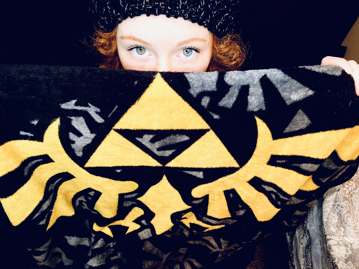 To those of you who may not know, I love legend of Zelda 🖤✅💛💙 #kellyjelinekmodel #games #nintendo64 #legendofzelda #triforce #blanket #model #gamermodel #blueyes #modelswanted #redheadgirl #redheadsofinstagram