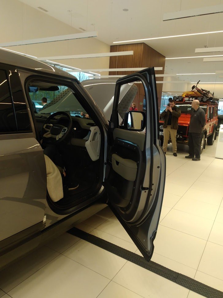 pallenservices's tweet photo. #newdefender
When first pictures were released I was not sure.
Since then it has grown on me.
Went and sat in one today and the result is..... Yes please.
Up close it looks great. Just got to break open the piggy bank now and see if I can afford it #LandRover #4x4 #110defender https://t.co/2oNfYvjJx4
