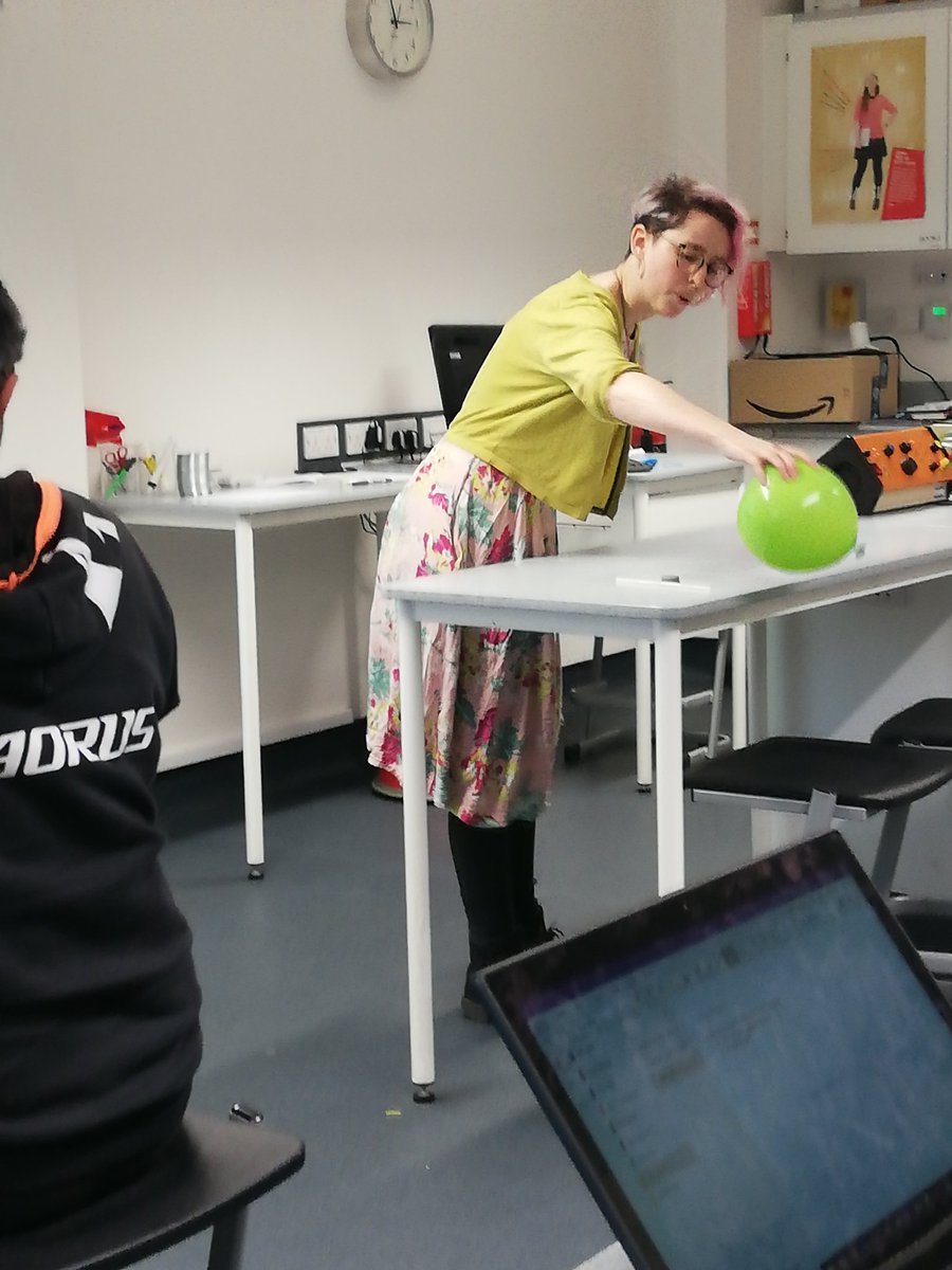 Andrestrujado's tweet image. Fantastic @IOPTeaching CPD day. Here&apos;s @HelpfulScience highly instructive &amp;amp; enjoyable session smashing it with models &amp;amp; simple yet excellent demos! 🎈 #dressforstaticelectricity #IOPTeaching
