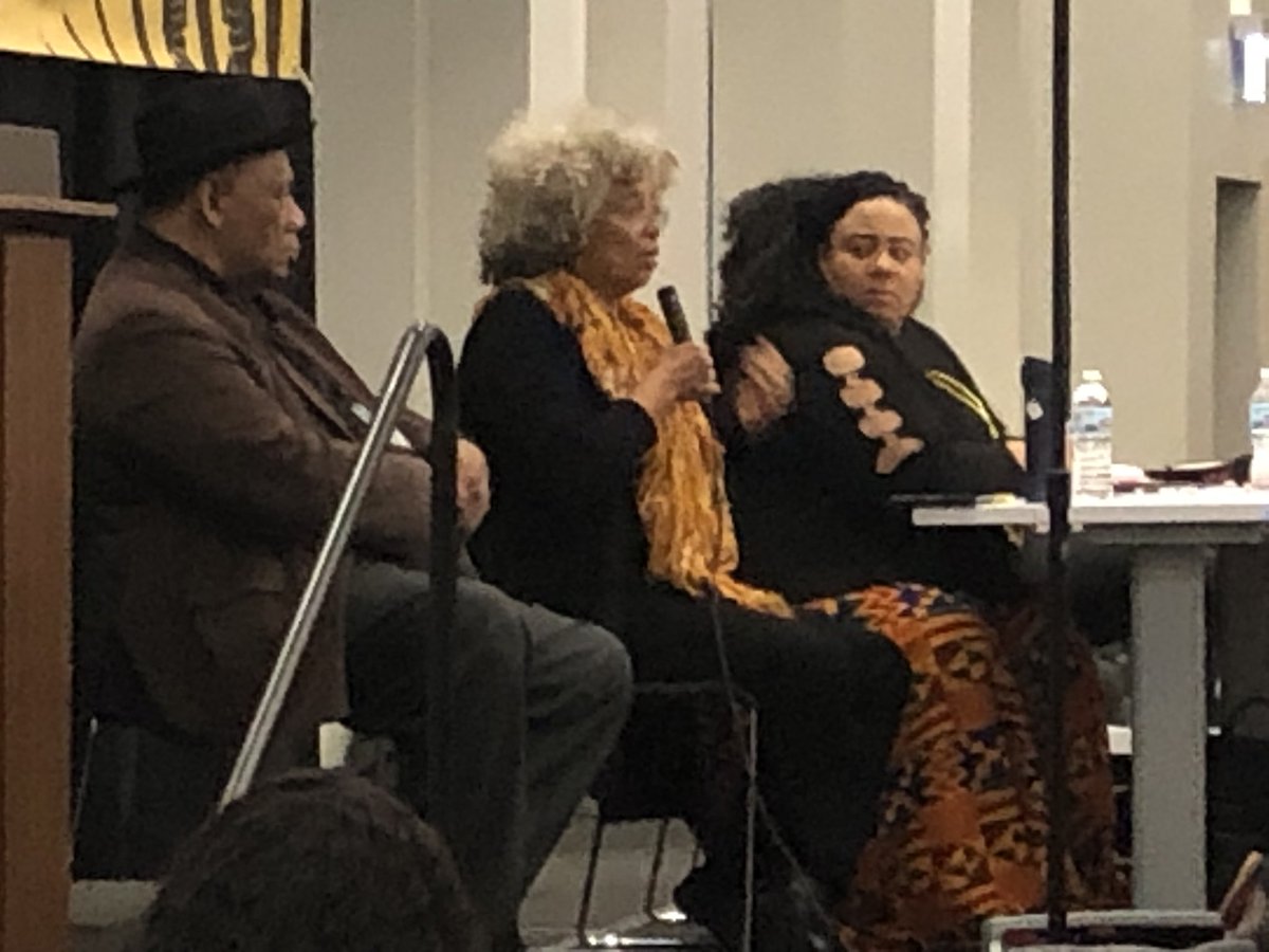 BLMChi's tweet image. This panel is 🔥 #RefoundNAARPR #FreeEmAll