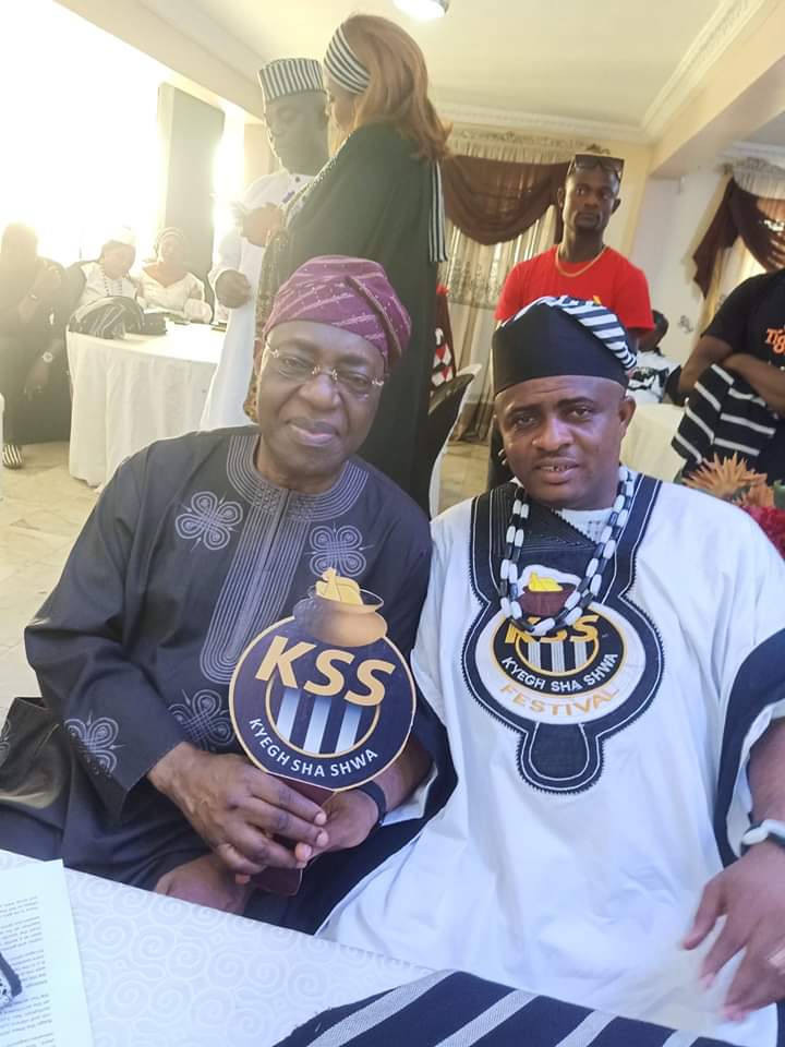 KSSFestival's tweet photo. Endorsement of #KSSFestival by Semawan u Tiv Raymond Ihyembe during the #KSSUnveilingLagos2019 flanked by #TorKSS Fr Solomon Mfa Ukeyima. https://t.co/GfDw26vgAJ