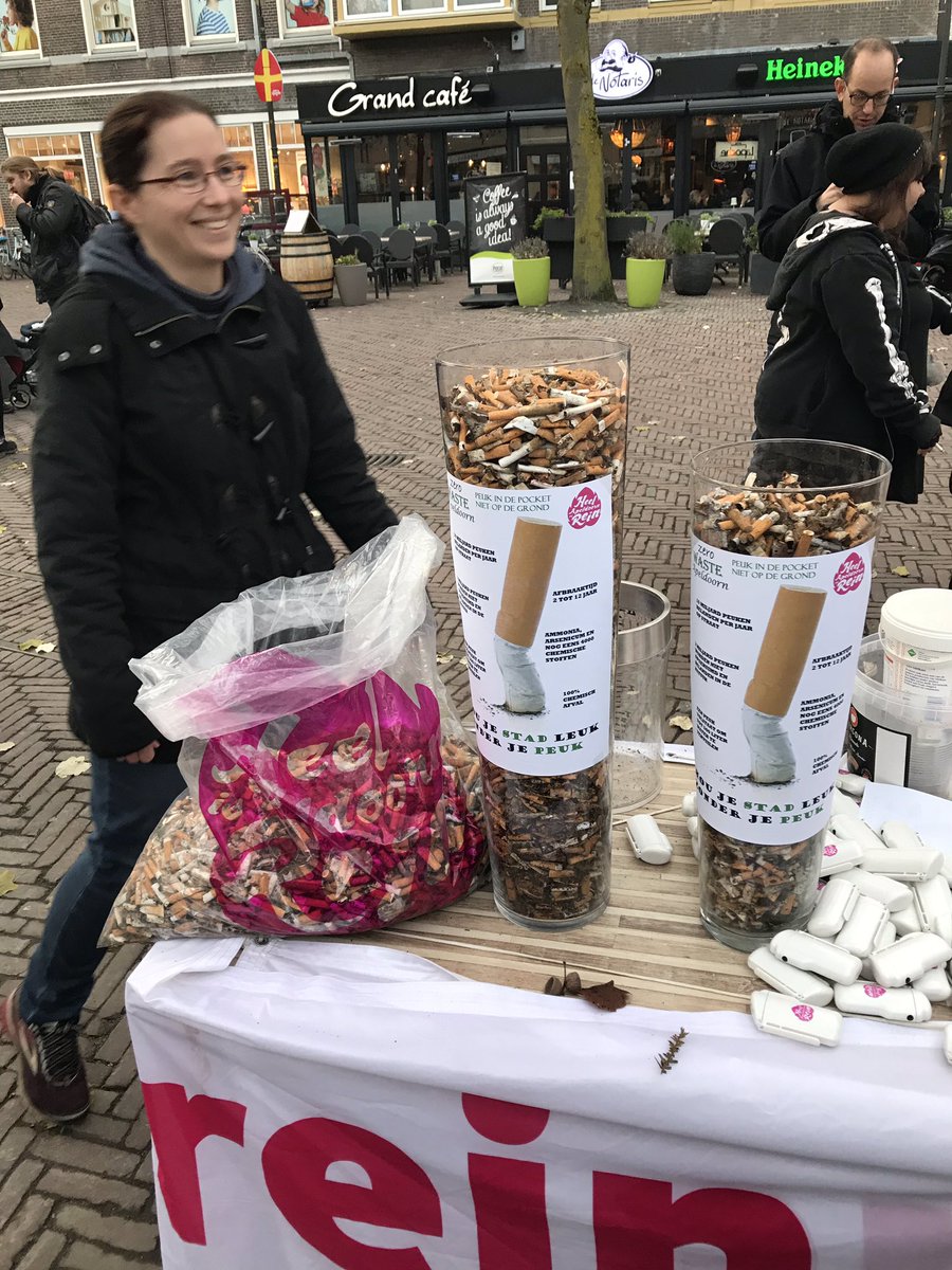 CZappoz's tweet photo. Vanmiddag meegedaan met #peukenschoonmaakactie van @ApeldoornZero . Na 1.000 peuken in @litterati te hebben vastgelegd en opgeruimd ging ik ruim 2 uur later terug naar #Raadhuisplein waar de totale opbrengst ca. 15.000 peuken bleek te zijn 😳😳😳😳 https://t.co/99kttrlpgh