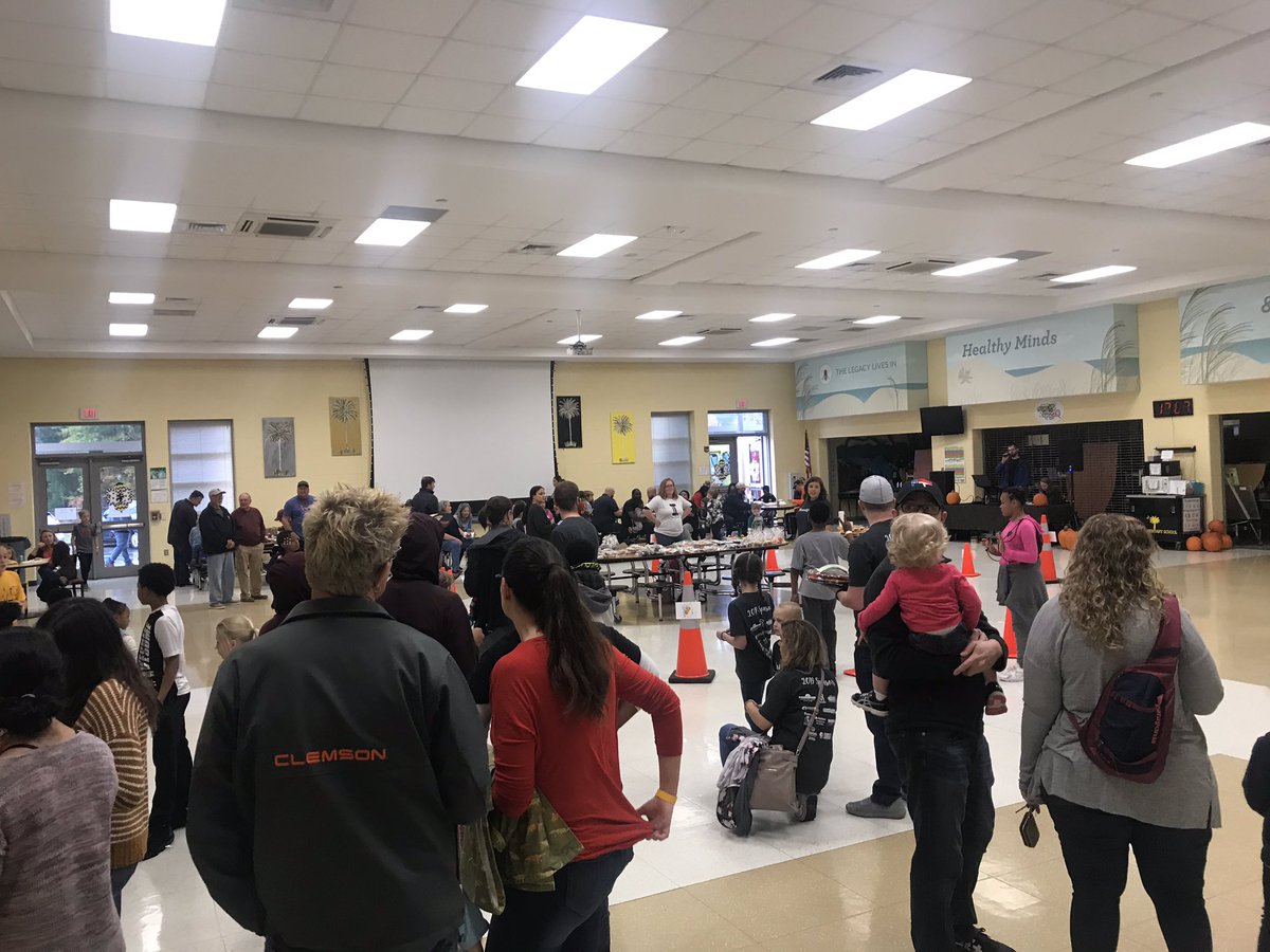 IrmoElem's tweet photo. IES #FUNFAIR2019. #HeartoftheHive @LexRich5Schools https://t.co/hWI1UgPhBR