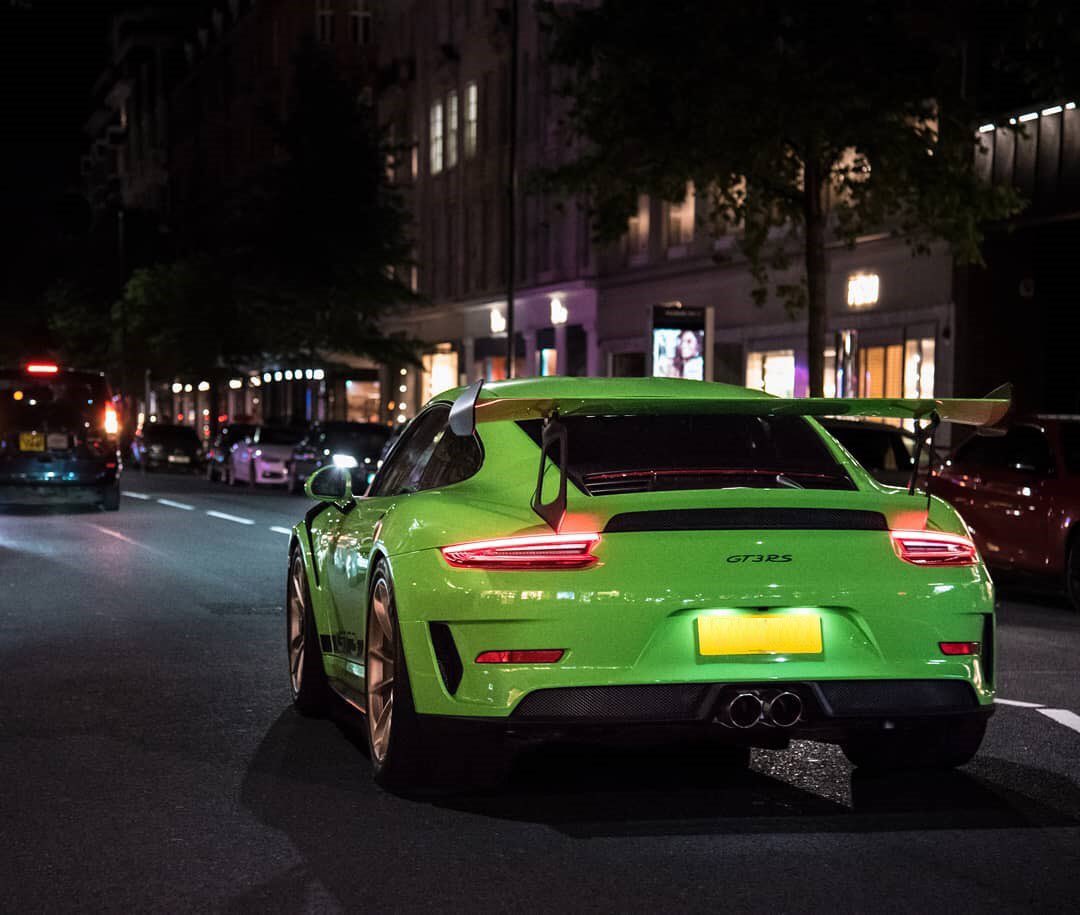 PorscheRetail's tweet photo. Cruising London at night. #LizardGreen #911GT3RS 🦎
Courtesy of @ Germaniack (on Instagram) 📸🙏 https://t.co/11Q1mJZwcs