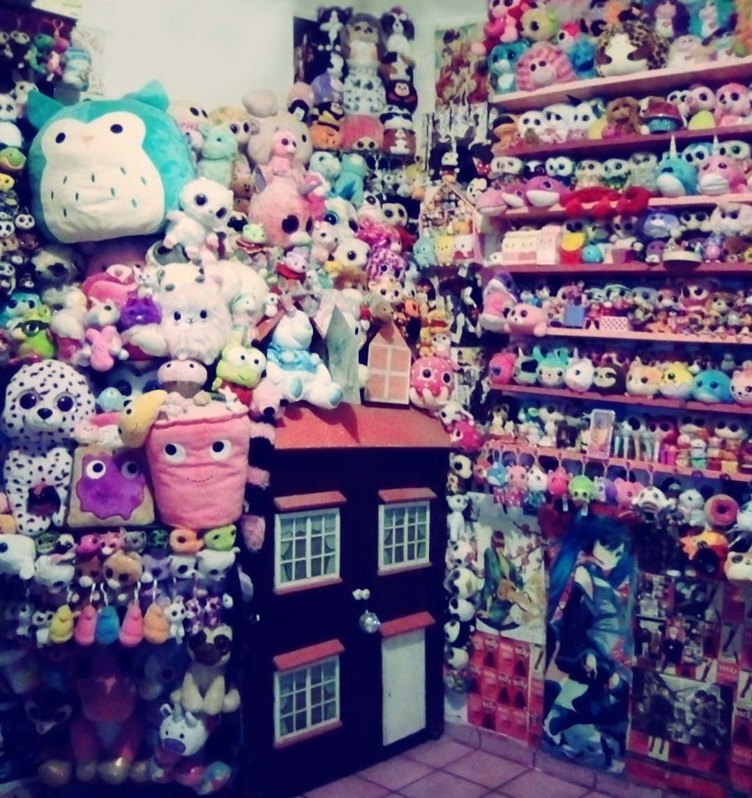 Miichel701's tweet photo. #myroom #room #toys #toy #aesthetic #toywave #toycore #kidcore #kidwave #kawaii #aesthetics #plush #disney #ty #collection #collectibles #collect #collections #squeezie #ufufy #可愛い #toyroom #freak #beanieboos #squishamals #numnoms #keychains #figures #kidrobot #dolls #freaky https://t.co/mI84QQDCer