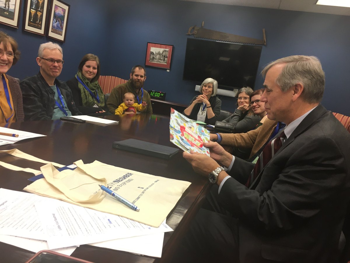 FCNL's tweet photo. Lobbyists come in all ages and sizes! If your weekend needs some brightening up, enjoy these shots of our Oregon delegation meeting with @SenJeffMerkley last week during the Quaker Public Policy Institute. Thank you, senator, for all your work to #EndEndlessWar! #FriendsLobby https://t.co/3XlPel4hiG