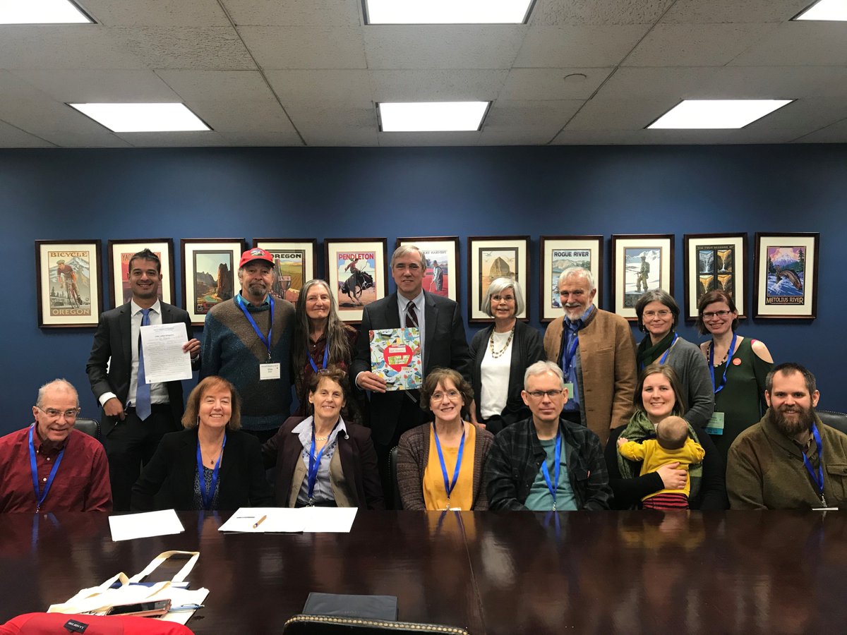 FCNL's tweet photo. Lobbyists come in all ages and sizes! If your weekend needs some brightening up, enjoy these shots of our Oregon delegation meeting with @SenJeffMerkley last week during the Quaker Public Policy Institute. Thank you, senator, for all your work to #EndEndlessWar! #FriendsLobby https://t.co/3XlPel4hiG