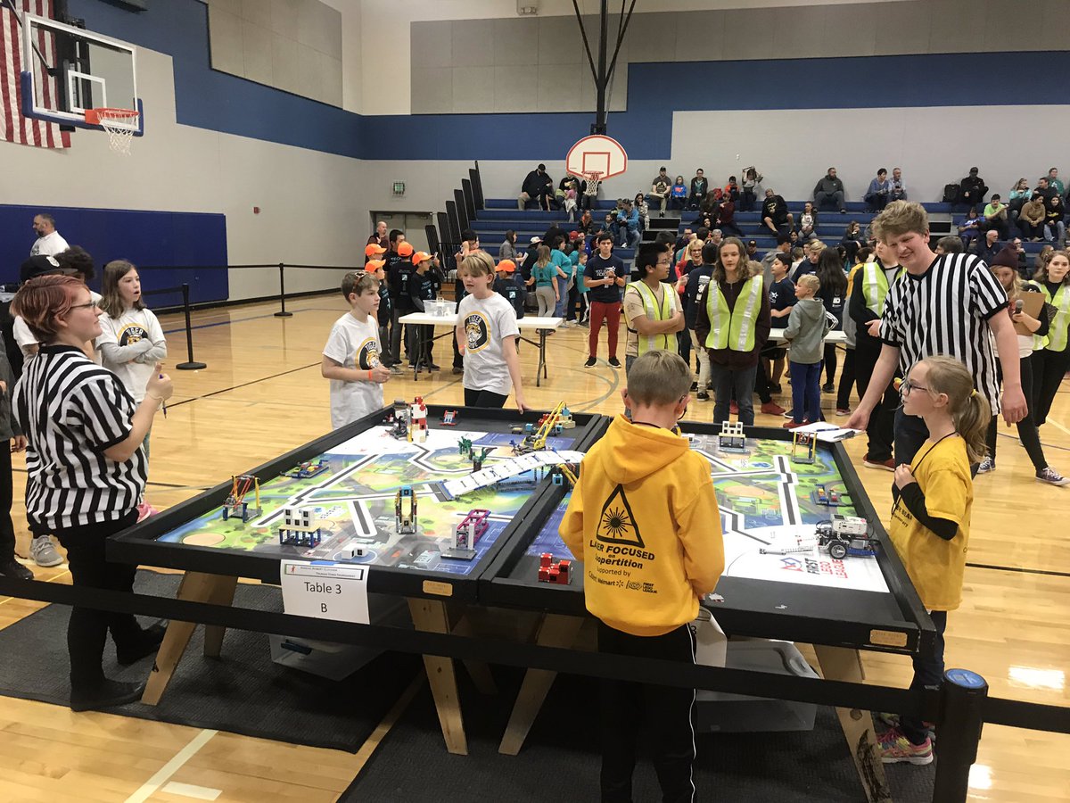 jkssutton_jks's tweet photo. Great job PLE Robotics Team!!  Today this team got their highest score while competing at Bingham Middle School. Thank you @misswilliamsPLE for all of you have done in leading this group of PLE leaders. #PLEGrow #PLERoots @PrincipalAaronB https://t.co/2zltPjk23g