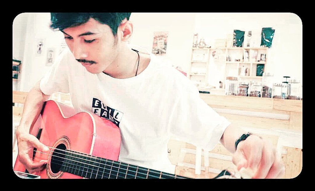 Petikan lagu peterpane jadi pilihan ketika stem gitar #RecehkanTwitter #ItuJugaDosaSayang #music #SetorFoto