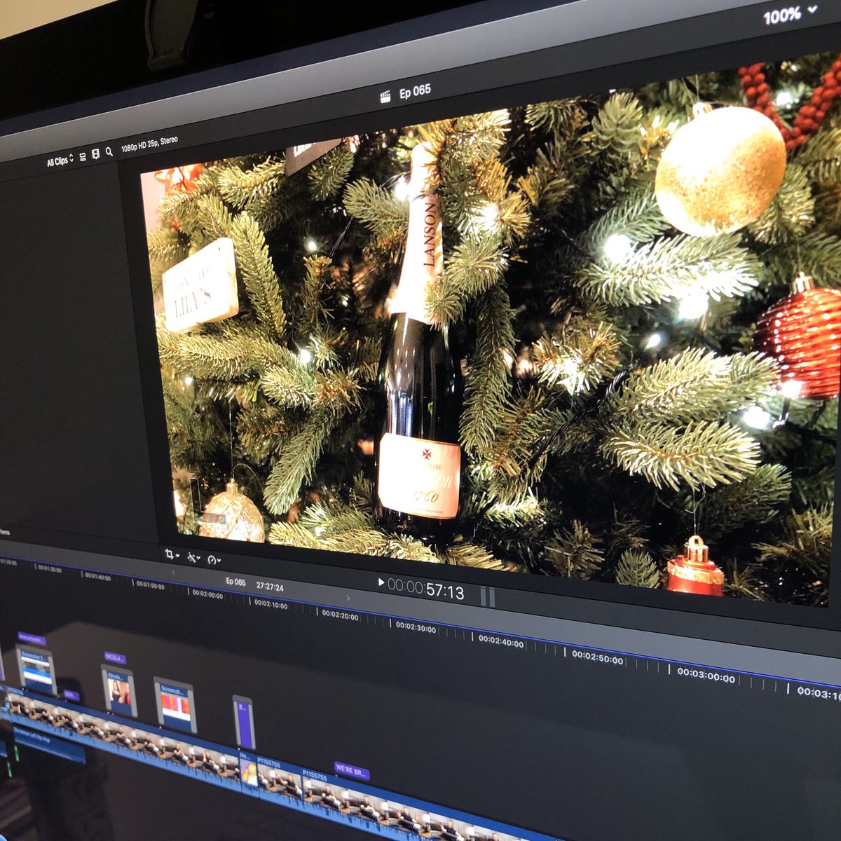 rossagrant's tweet photo. Sat editing next week’s episode of #WatchRoss - featuring agents @_nickybolton and @bryonypulizzi of @reganmanchester - and I must say, #Urmston is looking INCREDIBLY Christmassy already!

Winner of the best 🎄 has to be @at_LilysatEden! Complete with 🍾! https://t.co/yuXGnBwNUy