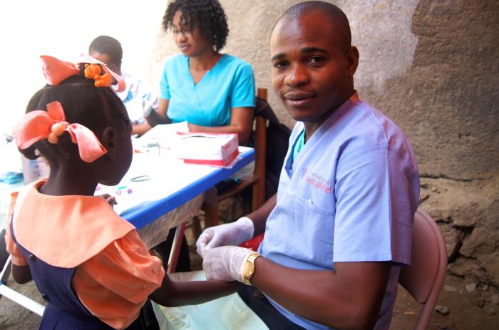 CDCGlobal's tweet photo. When volunteer community health workers in Haiti use mobile phones to provide daily reports of mass drug administration (MDA) aimed at eliminating the #NTD #LymphaticFilariasis as a public health problem, data quality and MDA coverage improve. @ASTMH #TropMed19 https://t.co/UX0tm6ocDW