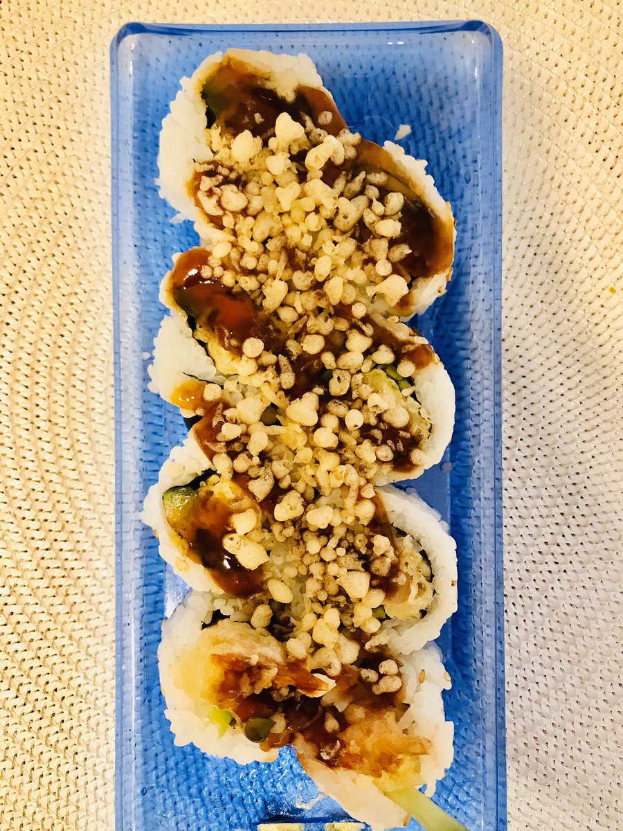 I had crunchy shrimp tempura sushi rolls, my favorite 🤩