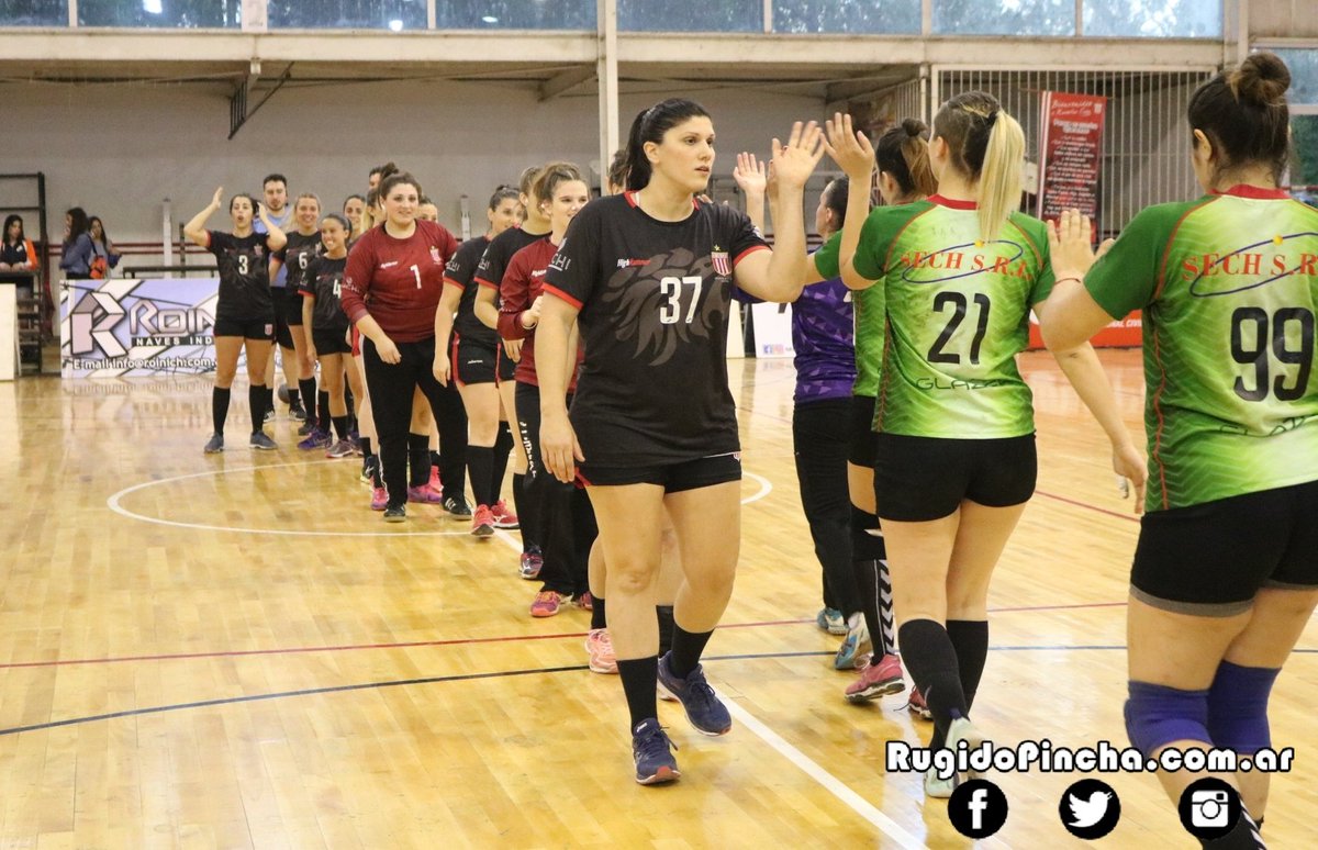 RugidoPinchaOK's tweet photo. #EDLP #Handball 🤾‍♀️ ¡Comenzó en Segunda Damas!

@HandballPincha B enfrenta a Vicente López B por la última fecha del Torneo Clausura. https://t.co/zWvH4ZSanr