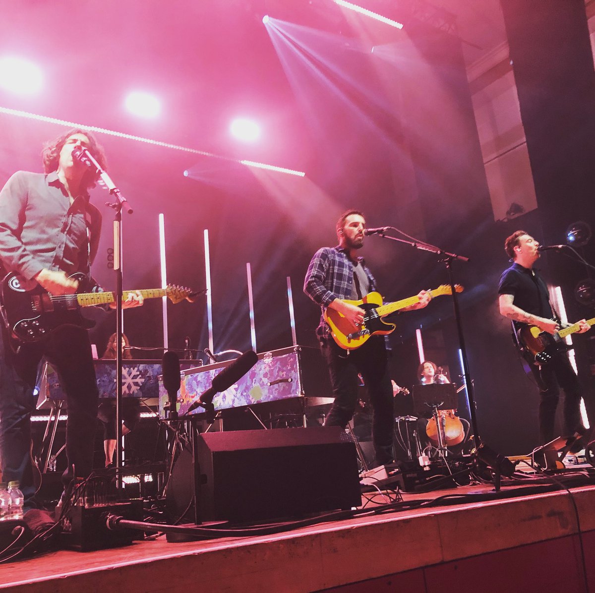 Martyg100's tweet image. Watching @snowpatrol rock @demontforthall #reworking some classic tunes 🎤🎸🤟🏻