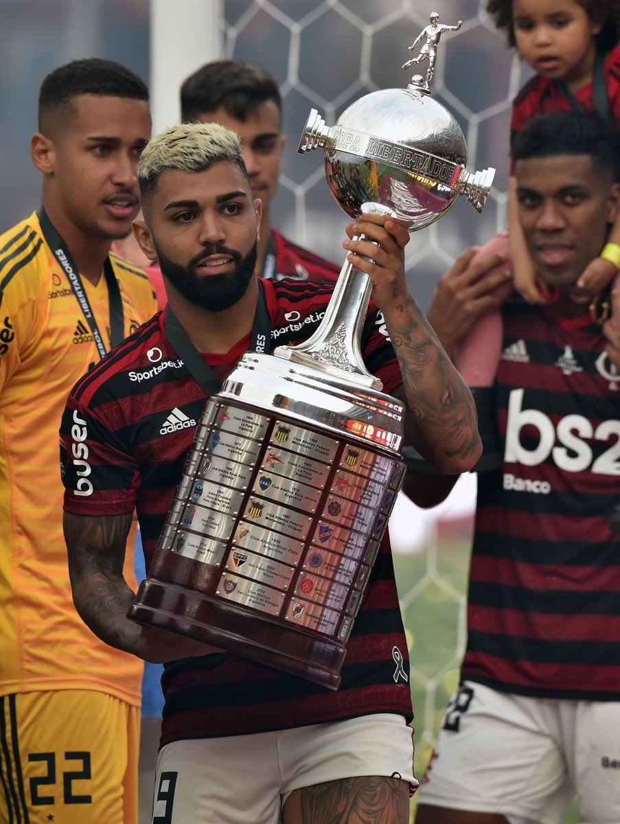 InvictosSomos's tweet photo. ✓ La miró.
✓ La tocó antes que arrancara la final.
✓ Hizo el DOBLETE de la remontada en un lapso de 3 minutos.
✓ Selló el título de goleo.
✓ Festejó mostrando su camiseta.
✓ Se fue expulsado antes del silbatazo final.
✓ Y terminó levantando la Copa.

LA TARDE DE GABIGOL. https://t.co/tlfIhvEjXT