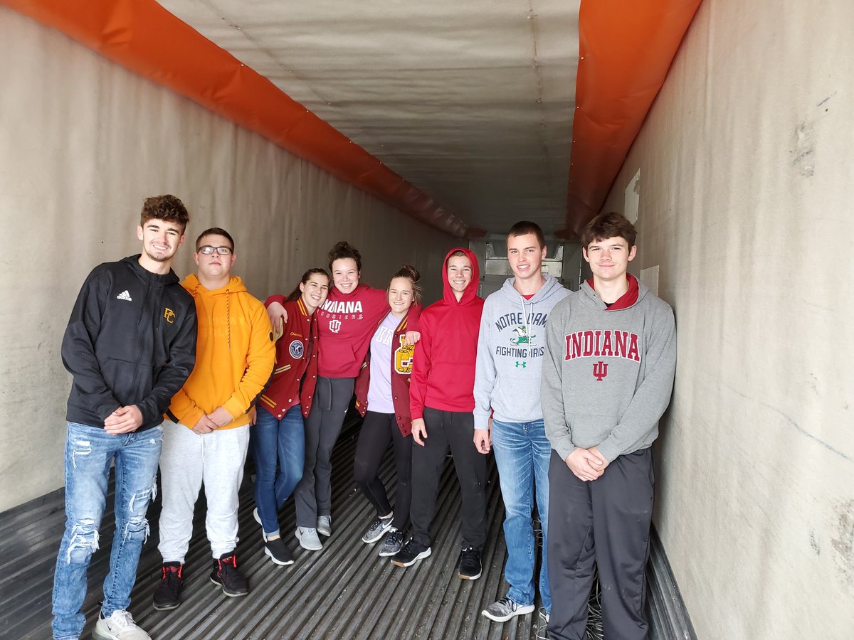 PCHSChargers's tweet photo. Juniors hard at work today unloading fruit. Prom 2020 is well on its way. https://t.co/8l4HEiSGZI