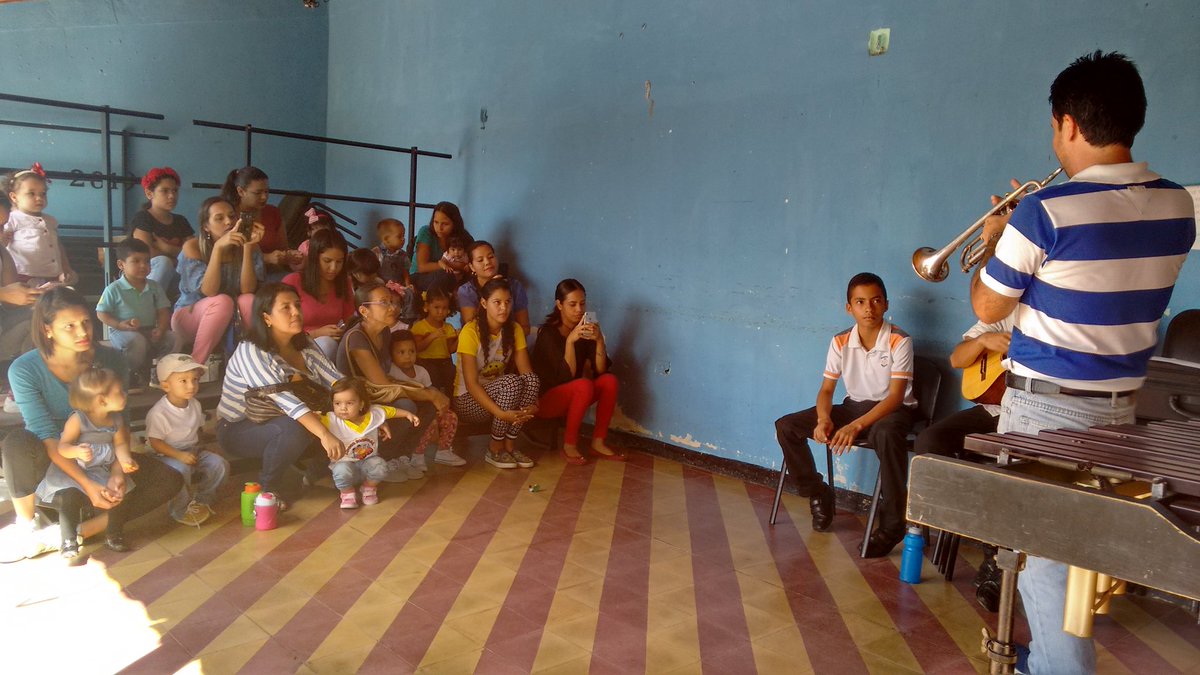 Celebrando el día del músico.con nuestros niños y representante del <a href="/ProgramaNIS/">Programa NIS</a> <a href="/SistemaGuarico/">Sistema Orq. Guárico</a> #tocarcantaryluchar #felizdiadelmusico.