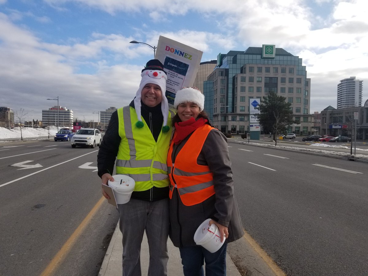 CpsLaval's tweet photo. GUIGNOLÉE 2019
@LavalOmh recueille les dons cet après-midi au coin Jean-Béraud et Daniel-Johnson!
Saviez-vous que c'est grâce à l'OMH que le CPSL Place St-Martin a vu le jour en 2011?
😊 https://t.co/rGUT5fu2qd