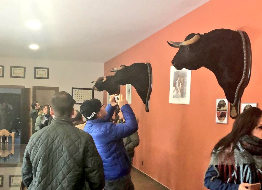 Los abonados del Coso de la Misericordia #Zaragoza han disfrutado hoy de la visita a la ganadería de Zacarías Moreno. 🐂

Gran acogida, buena comida, mejor charla y además el tiempo nos ha respetado... 😄

¡Jornada inolvidable! #Gracias ganadero. #TorosZaragoza2019