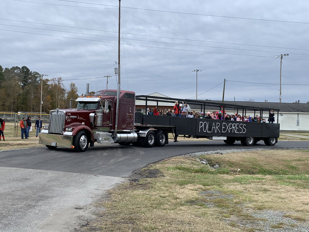 laurenfjohnson1's tweet image. 🎄 Chocowinity Christmas Parade 🎄 #CPSproud @ChocowinityP #gobigorgohome #bigrig #allthekids #community