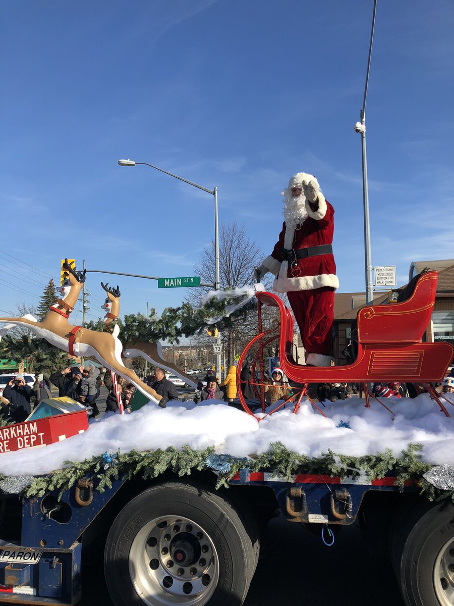 JoyceeeZzz's tweet photo. Markham Santa Clause Parade was a blast! The kids had fun!😇🎄 https://t.co/kklXMXtMK4