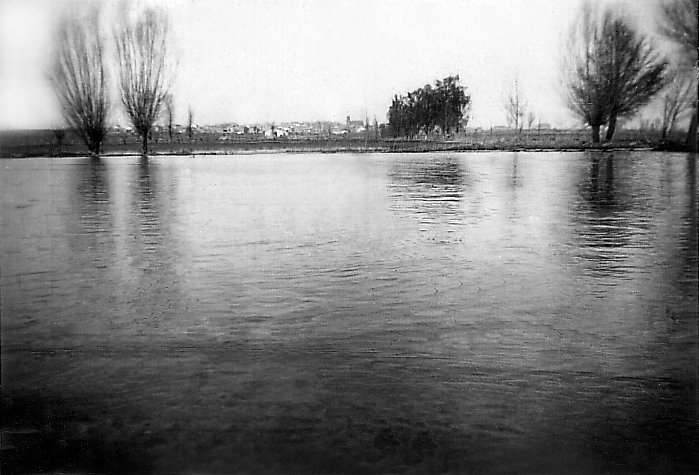 Foto anys 40, del Clot de la Llacuna de Linyola que fou colgat els anys 1981-2.
