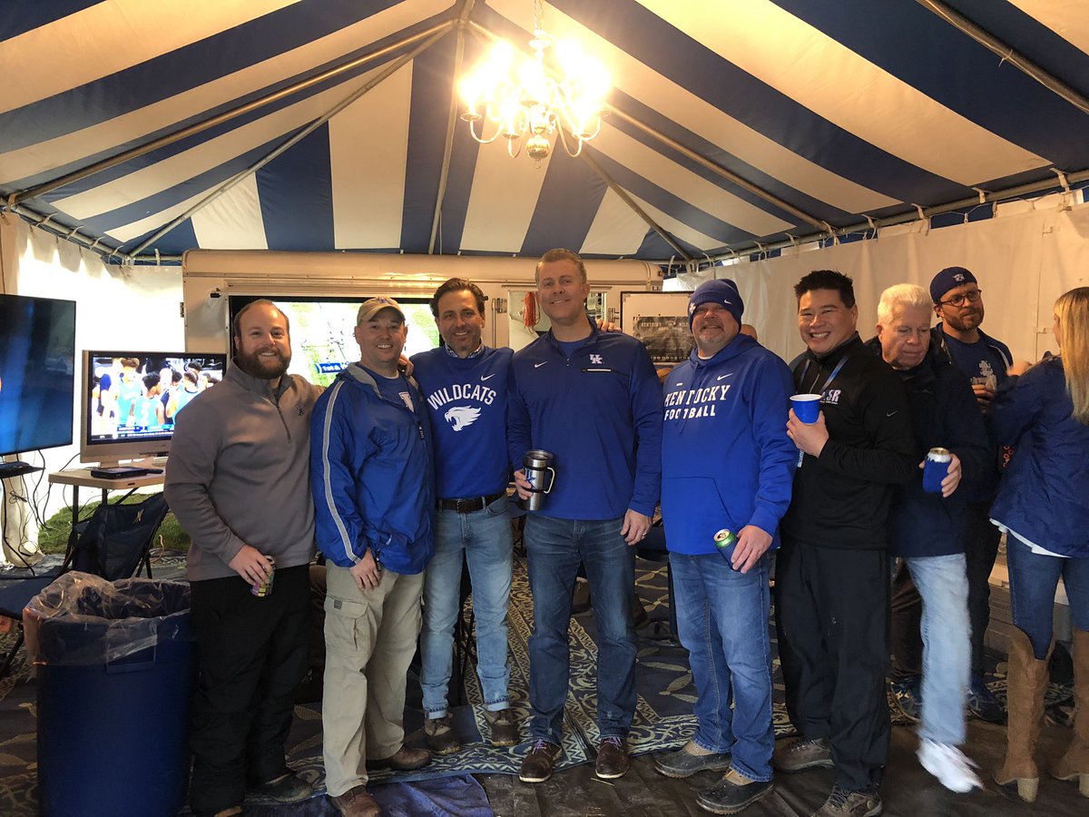 UKSportsNetwork's tweet photo. This week’s tailgaters of the week are @LMHS1856 &amp; @tgh3316!! Thanks for braving the weather y’all! https://t.co/haLhu1GRHH