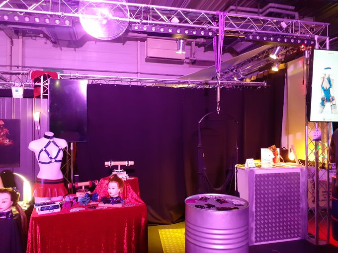 Stand @Fetish_shooting au Salon de l'&eacute;rotisme de Belfort. Venez nombreux!!! Aujourd'hui c'est jusqu'&agrave;<a class="tags" target="_blank" title="On Twitter" href="/?out=eyJ0eXAiOiJKV1QiLCJhbGciOiJIUzUxMiJ9.eyJpYXQiOjE3MjE0NTA2MTIsImlzcyI6InR3cG9ybnN0YXJzLmNvbSIsIm5iZiI6MTcyMTQ1MDYxMiwiZXhwIjoxNzUyOTg2NjEyLCJyZWRpcmVjdF91cmwiOiJodHRwczovL3R3aXR0ZXIuY29tL0ZldGlzaF9zaG9vdGluZyJ9.Uc19IQWbRD4YzGLNQo3Wmyd4T9H8wAGHnyQmugVn3F8ov6E27hlxeeO1xbJ8cVS5Kk8xdVhG1bHnIZY3F8P5jA">@Fetish_shooting</a>