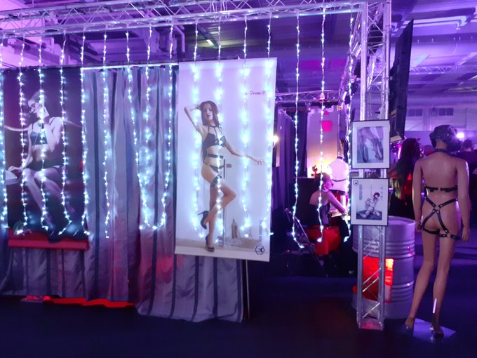 Stand @Fetish_shooting au Salon de l'&eacute;rotisme de Belfort. Venez nombreux!!! Aujourd'hui c'est jusqu'&agrave;<a class="tags" target="_blank" title="On Twitter" href="/?out=eyJ0eXAiOiJKV1QiLCJhbGciOiJIUzUxMiJ9.eyJpYXQiOjE3MjE0NTA2MTIsImlzcyI6InR3cG9ybnN0YXJzLmNvbSIsIm5iZiI6MTcyMTQ1MDYxMiwiZXhwIjoxNzUyOTg2NjEyLCJyZWRpcmVjdF91cmwiOiJodHRwczovL3R3aXR0ZXIuY29tL0ZldGlzaF9zaG9vdGluZyJ9.Uc19IQWbRD4YzGLNQo3Wmyd4T9H8wAGHnyQmugVn3F8ov6E27hlxeeO1xbJ8cVS5Kk8xdVhG1bHnIZY3F8P5jA">@Fetish_shooting</a>