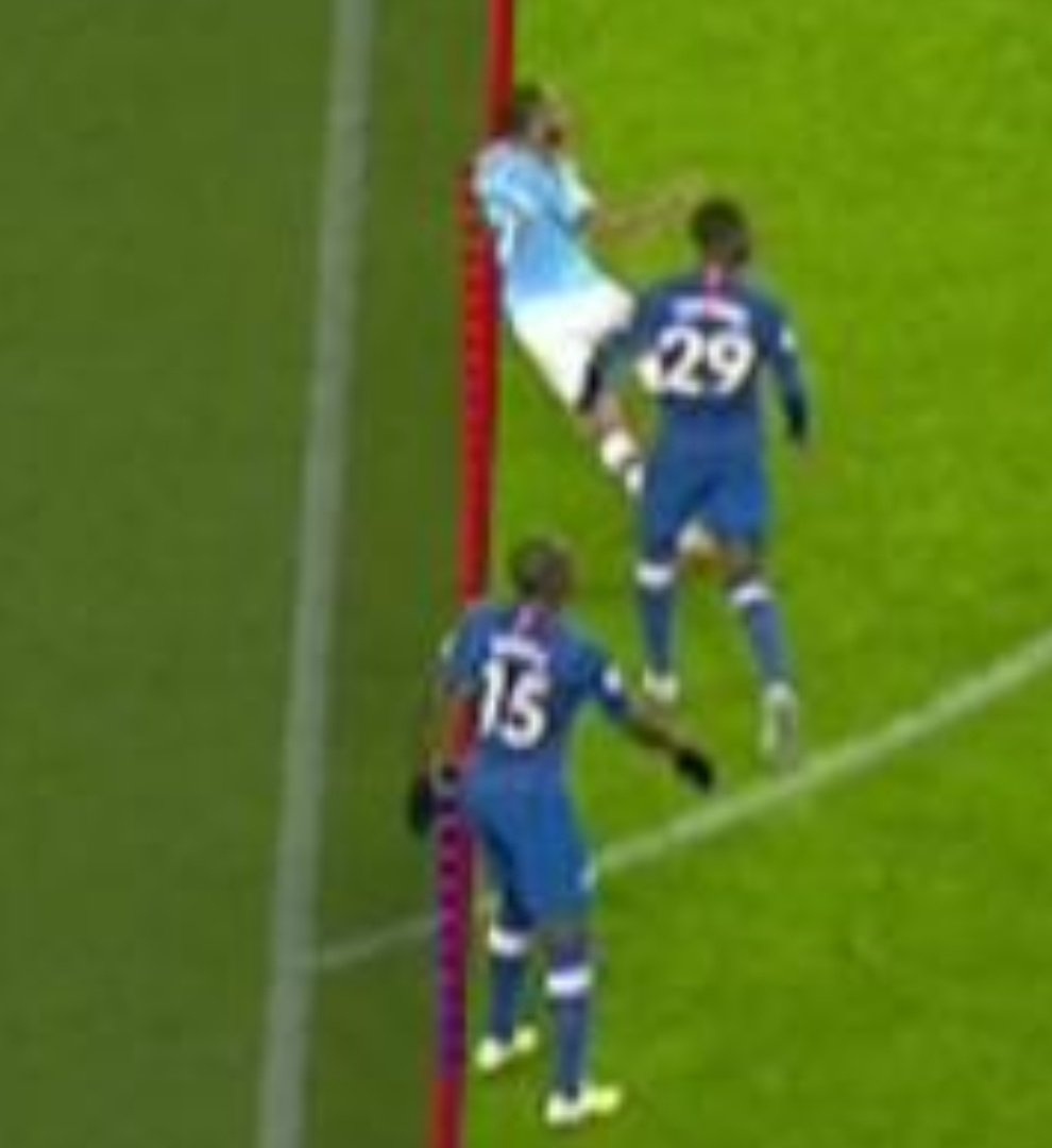 glove_island's tweet image. Didn't realise Zoumas arm was exempt from the rules, Sterling definitely offside then 👍👍👍🤡🤡🤡

#StopVAR